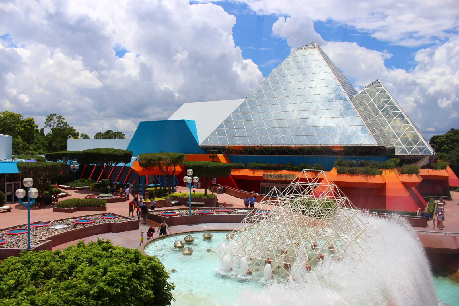 Canon EOS 700D (EOS Rebel T5i / EOS Kiss X7i) sample photo. Fountain, pyramid, glass photography