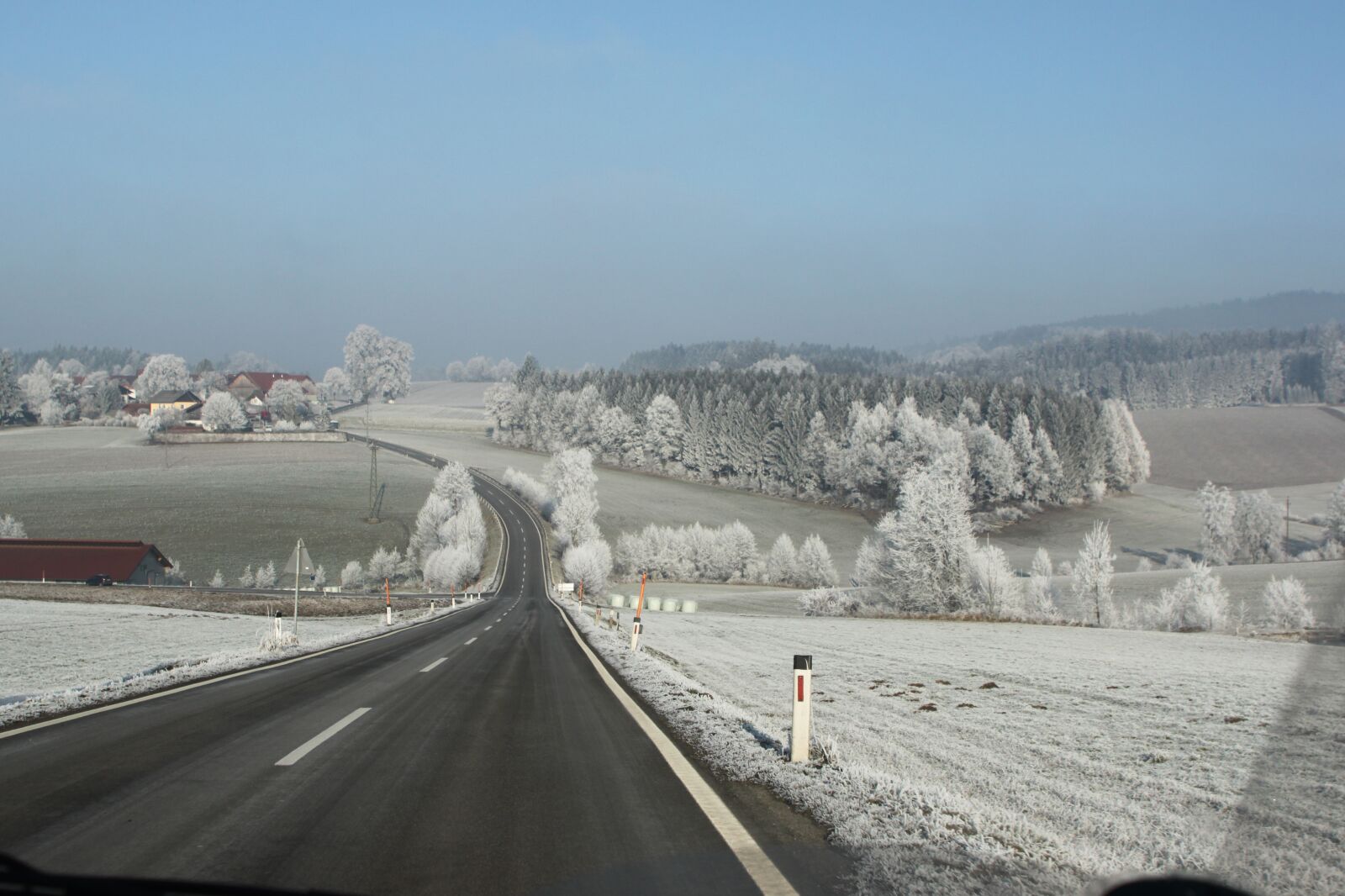 Canon EOS 500D (EOS Rebel T1i / EOS Kiss X3) sample photo. Road, winter, wide photography