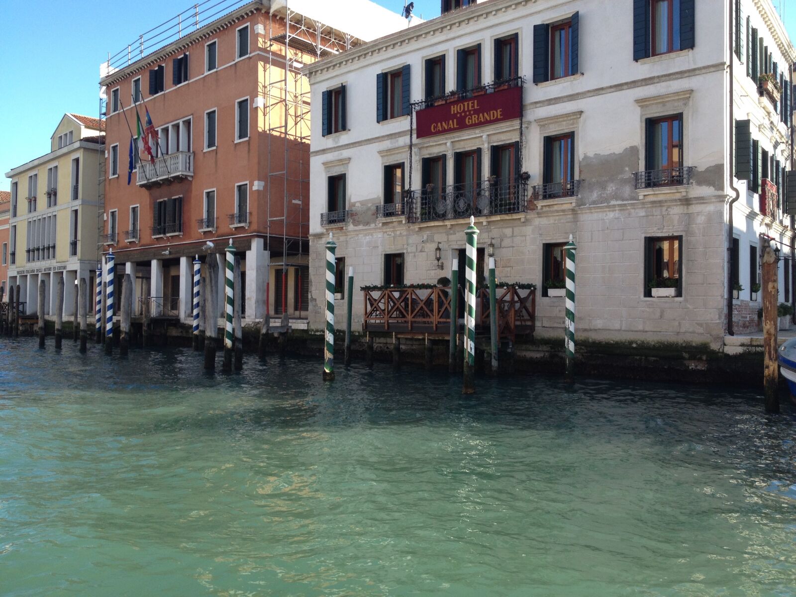 iPhone 4S back camera 4.28mm f/2.4 sample photo. Clear, water, venetian photography