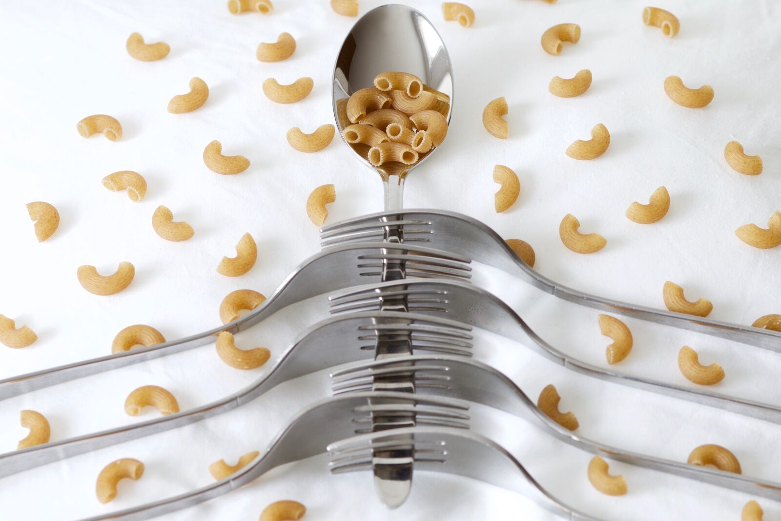 Canon EOS 70D + Canon EF 85mm F1.8 USM sample photo. Spoon, fork, hörnli photography