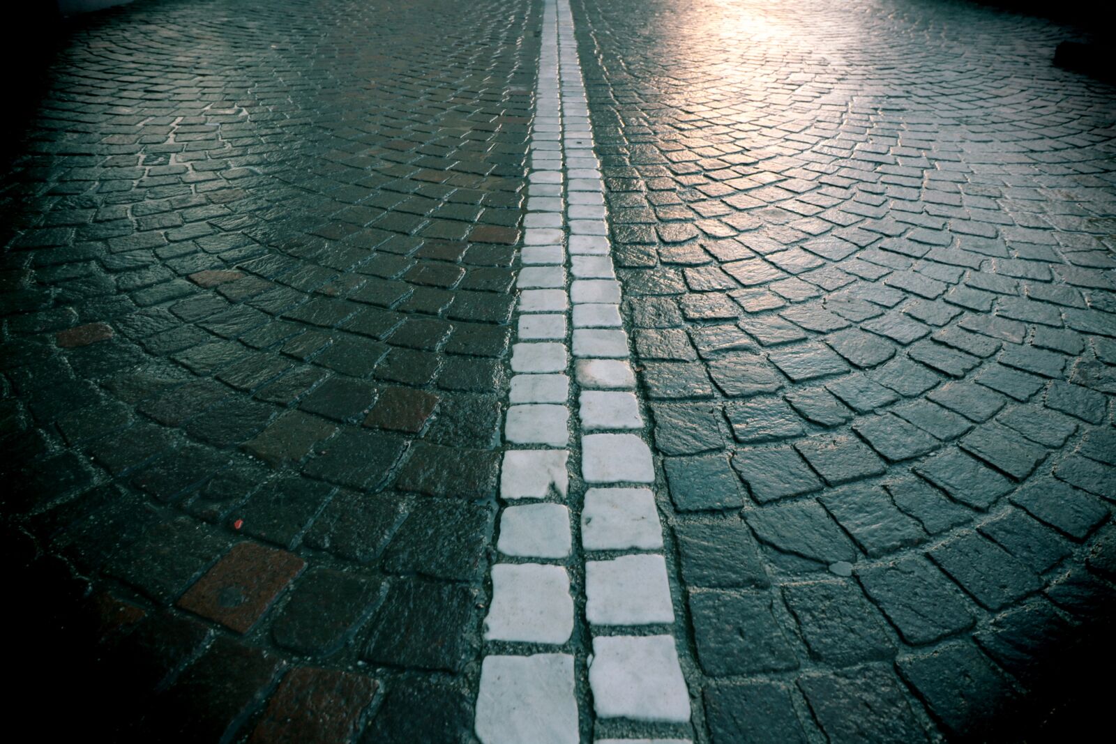 Canon EOS 750D (EOS Rebel T6i / EOS Kiss X8i) sample photo. Road, rain, raining photography