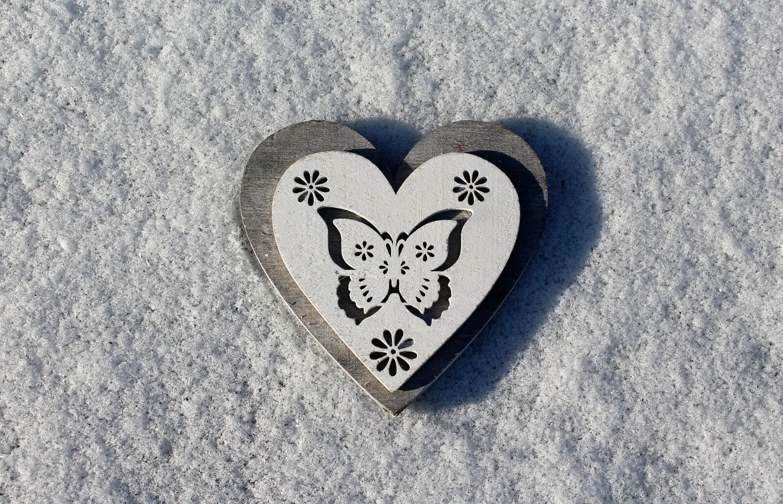 Canon EOS 1200D (EOS Rebel T5 / EOS Kiss X70 / EOS Hi) sample photo. Heart, snow, heart on photography