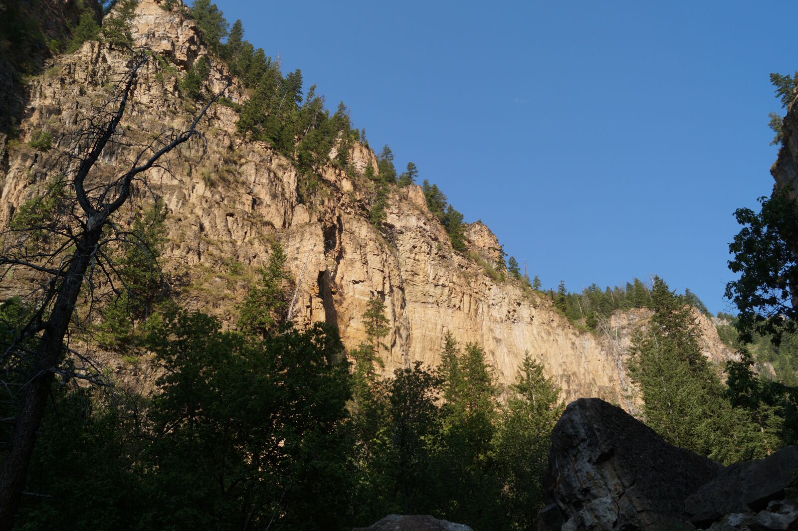 Sony DT 18-55mm F3.5-5.6 SAM II sample photo. Hanging, lake, trail photography