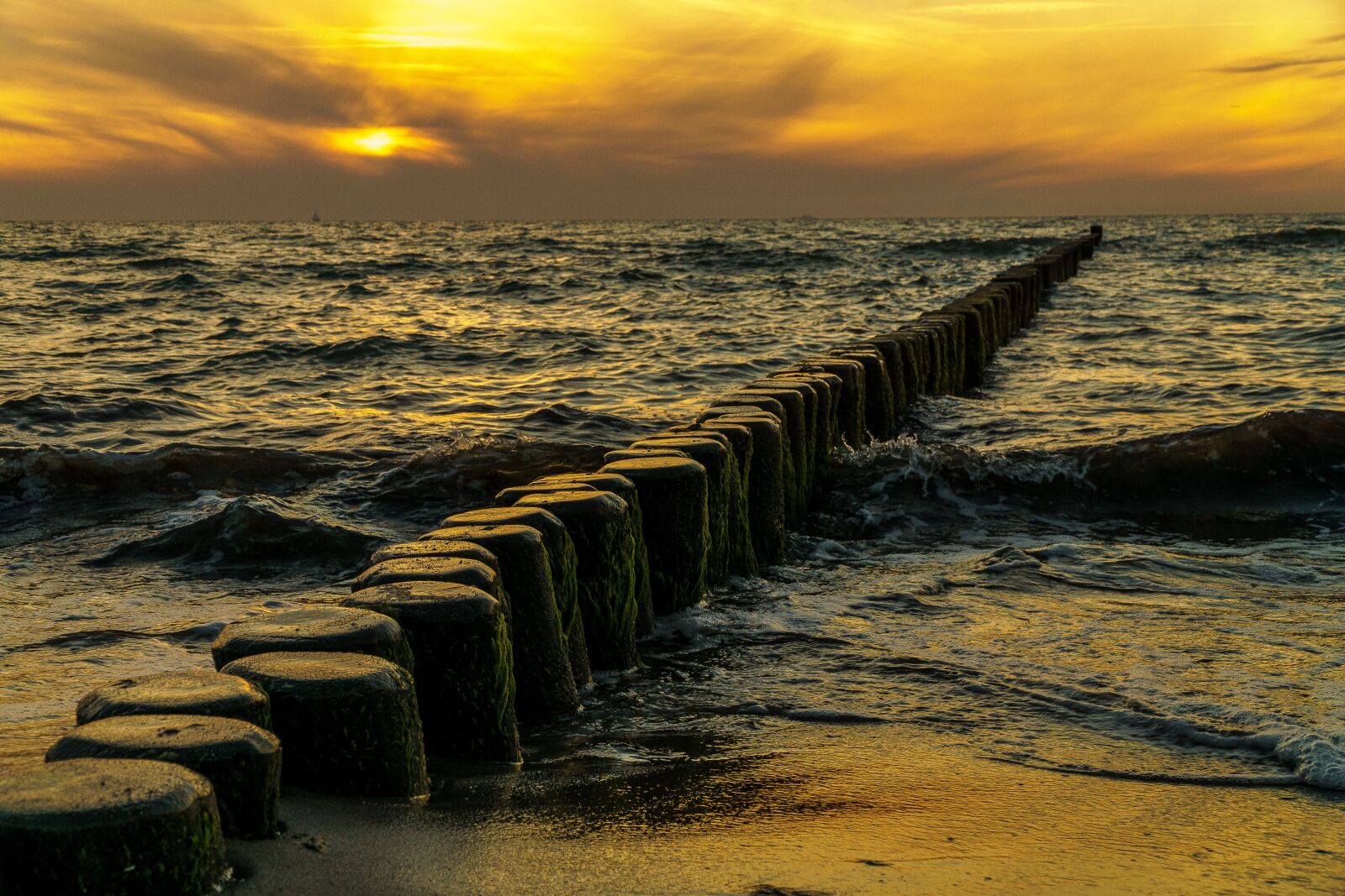 Sony a6000 + Sony E PZ 18-105mm F4 G OSS sample photo. Sunset, groynes, sky photography