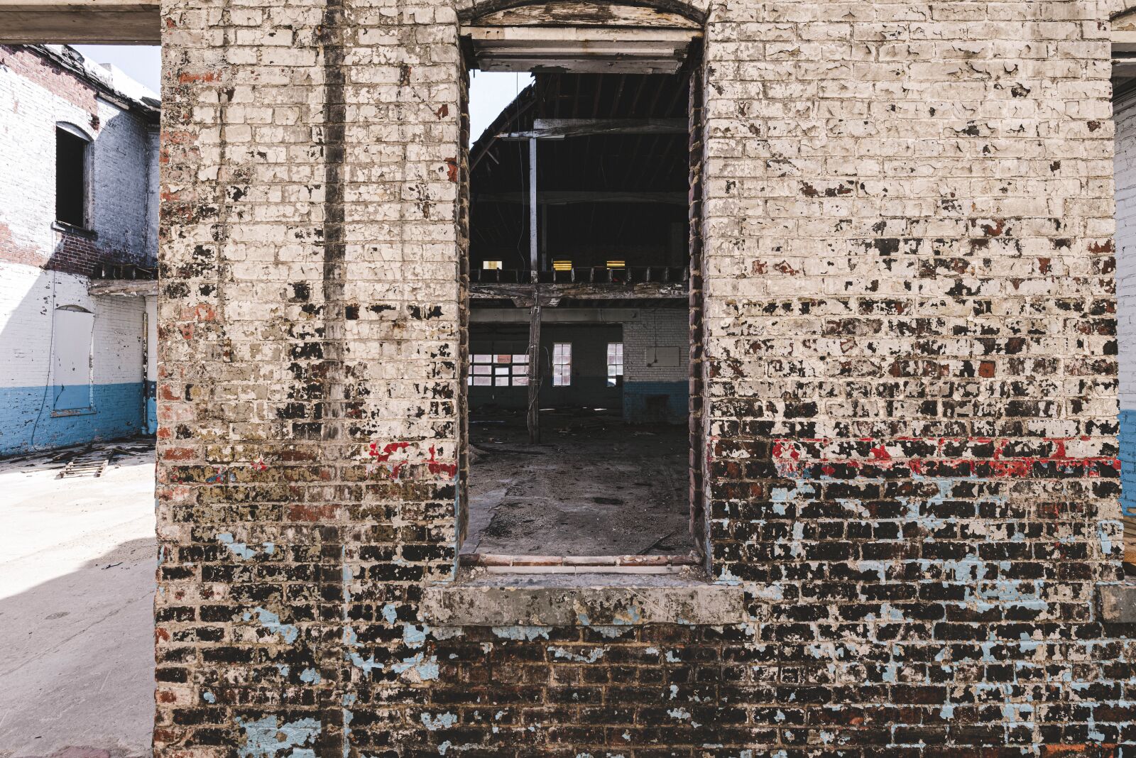 Nikon D810 + Tamron SP 15-30mm F2.8 Di VC USD sample photo. Abandon building, empty, decay photography