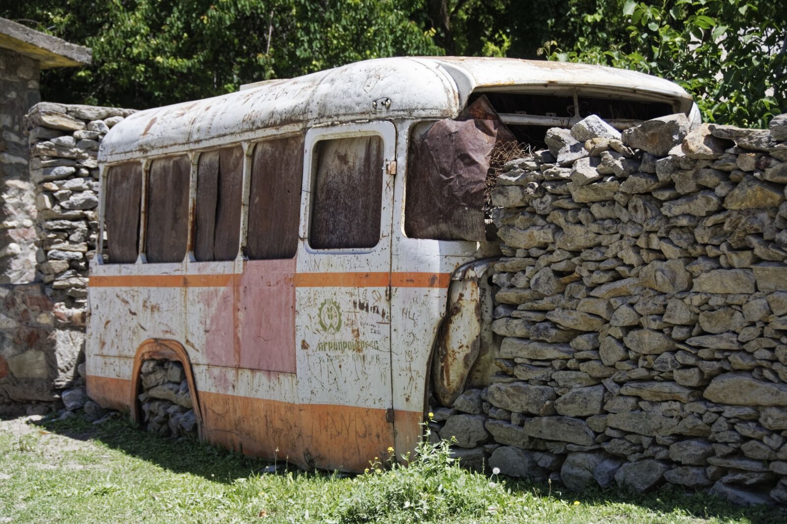 Nikon D500 sample photo. Bus, scrap, wall photography