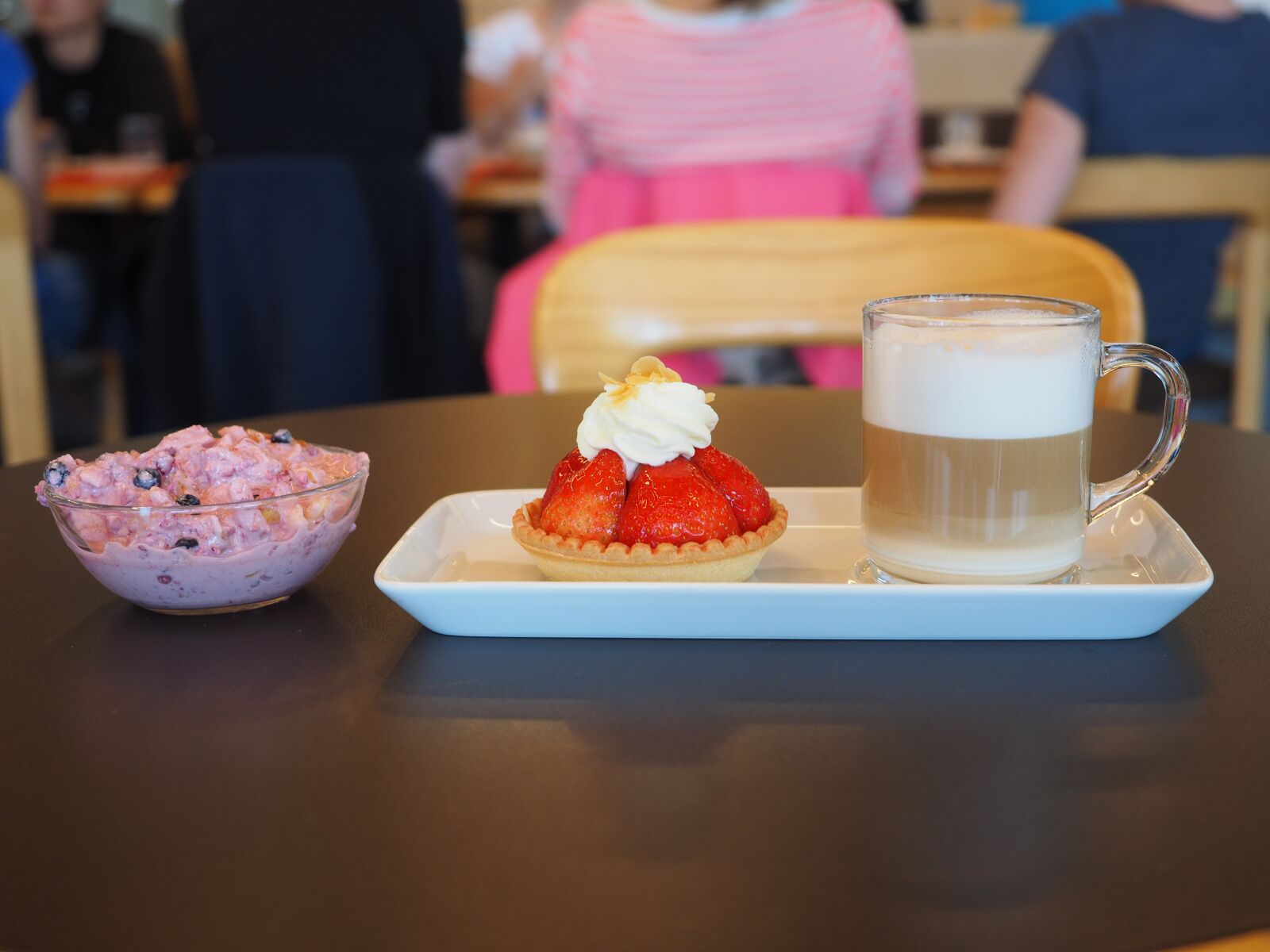Olympus OM-D E-M1 + Olympus M.Zuiko Digital ED 12-40mm F2.8 Pro sample photo. Dessert, coffee, strawberry shortcake photography