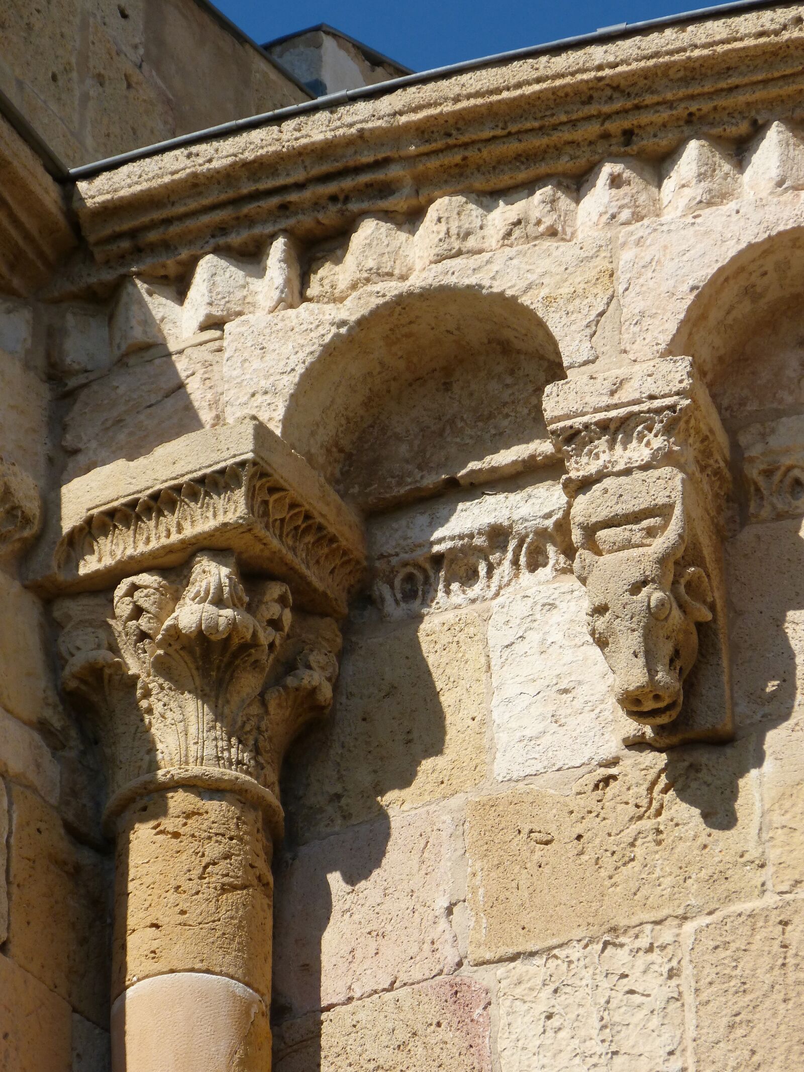 Panasonic DMC-FZ62 sample photo. Romanesque, apse, carved stone photography