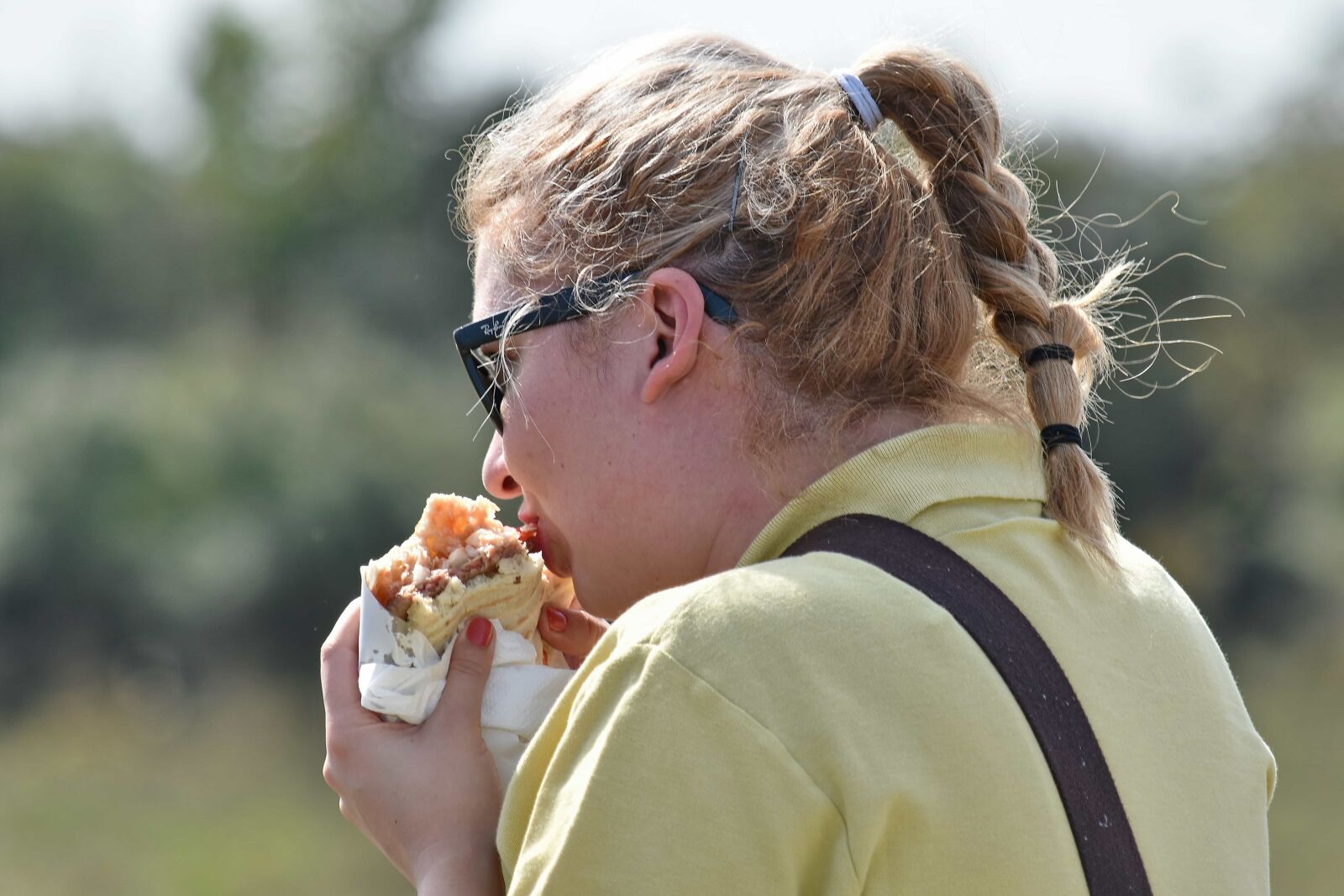 Nikon D5500 sample photo. Eating, hamburger, sandwich, side photography