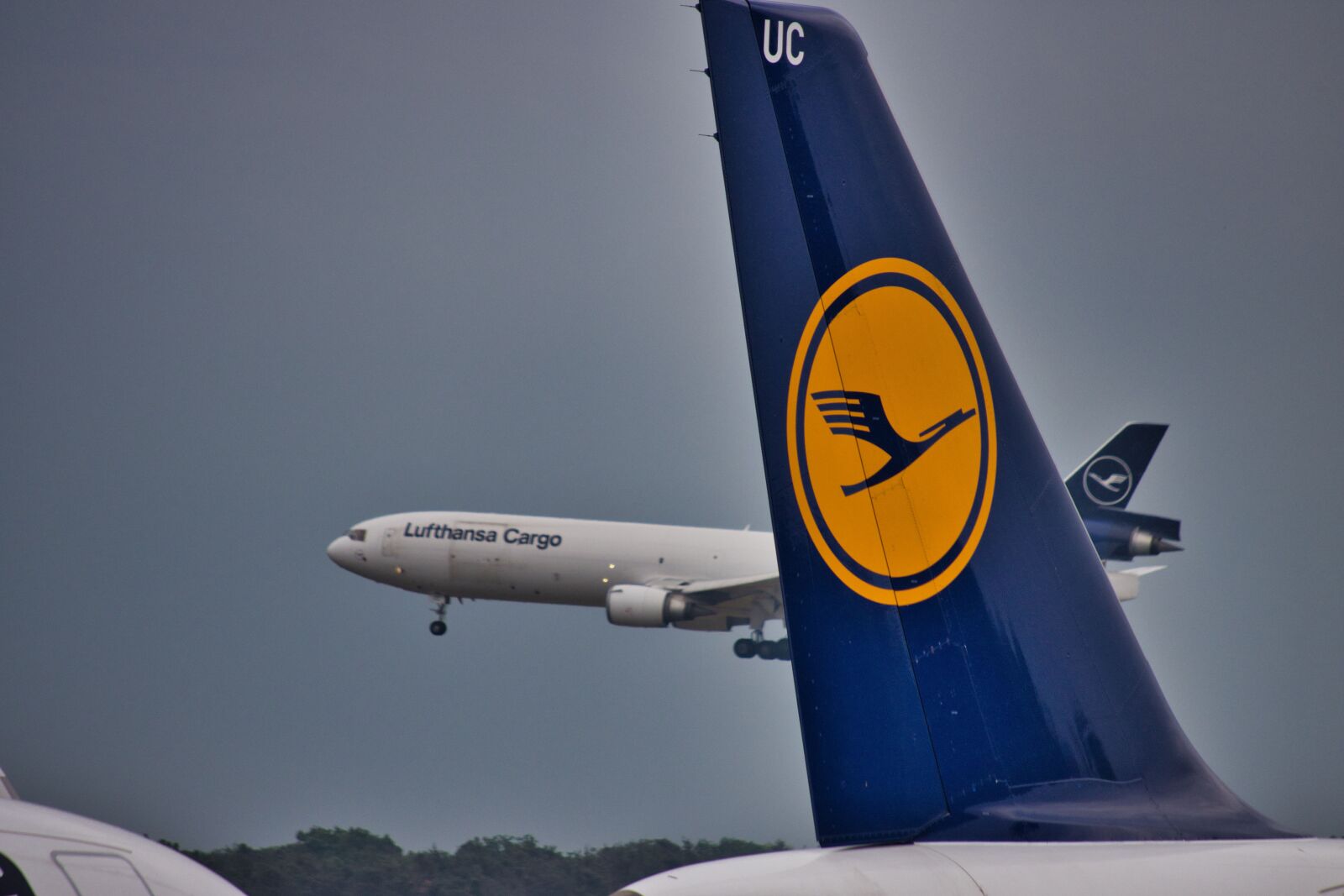 Canon EOS 90D sample photo. Airplane, aircraft, airport photography