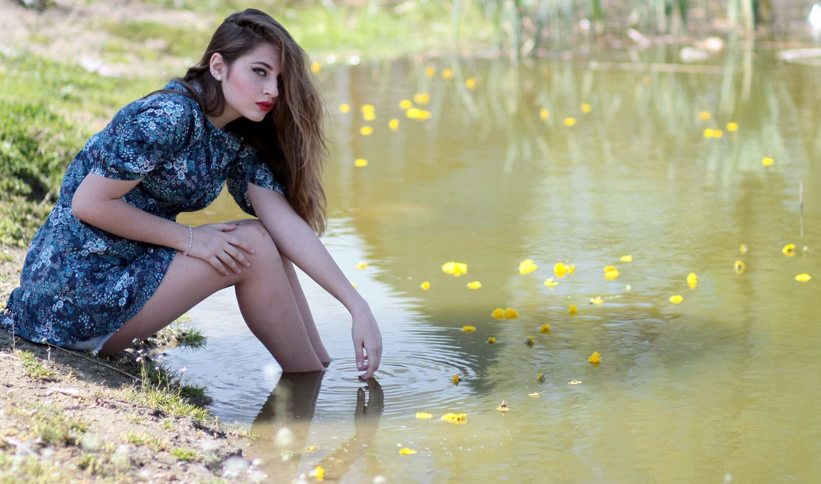 Canon EOS 450D (EOS Rebel XSi / EOS Kiss X2) sample photo. Girl, water, flowers photography