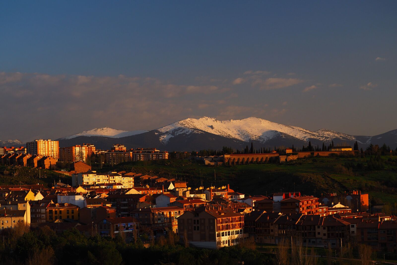 Olympus OM-D E-M10 II sample photo. Segovia, guadarrama, women photography
