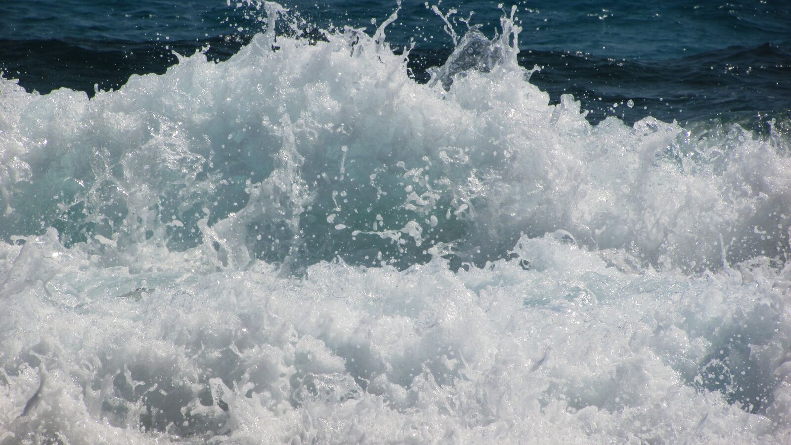 Canon PowerShot SX400 IS sample photo. Wave, smashing, foam photography