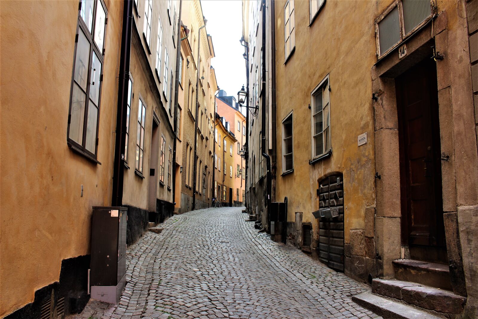 Canon EOS 700D (EOS Rebel T5i / EOS Kiss X7i) sample photo. Alley, buildings, architecture photography
