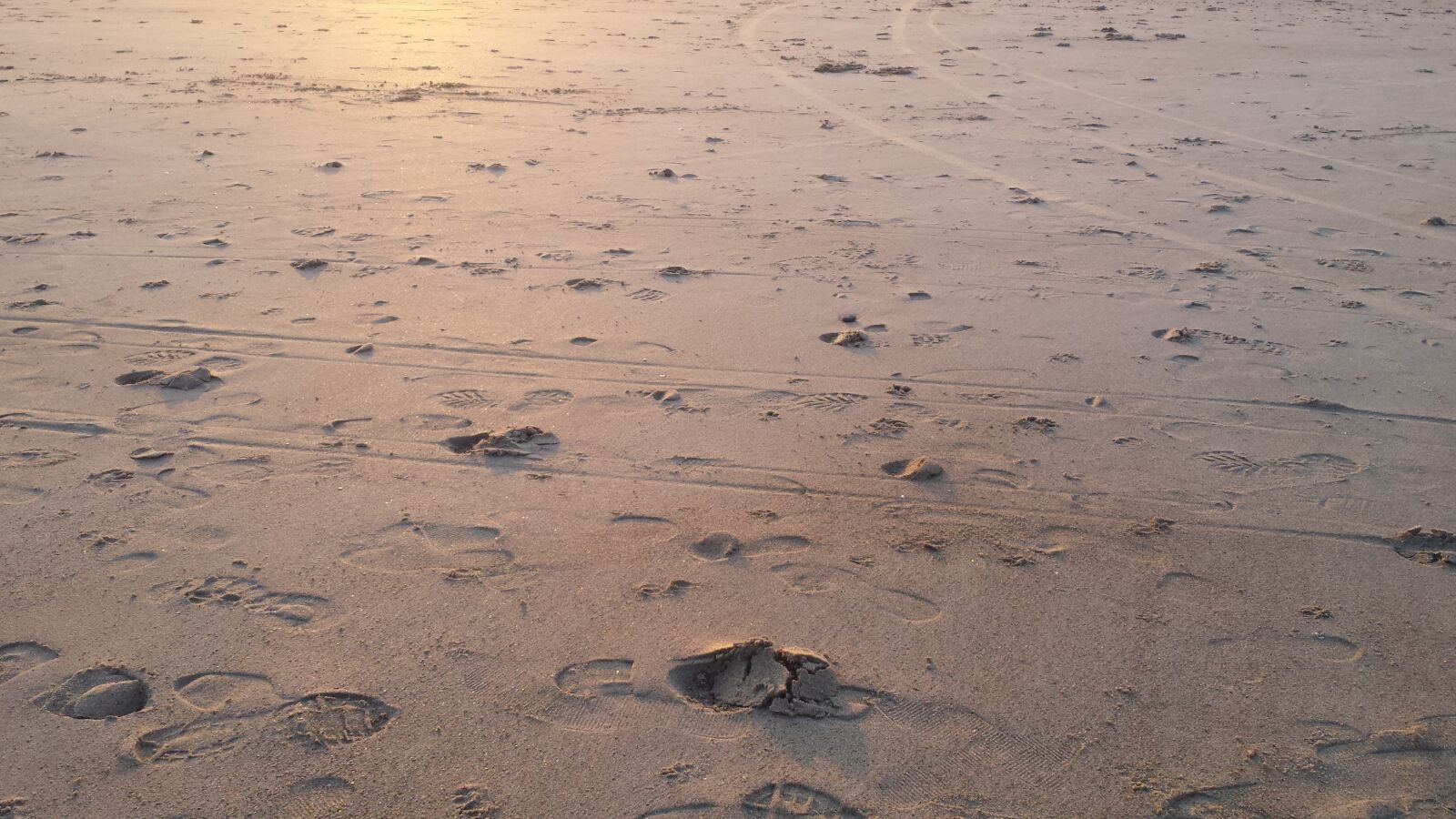 Samsung Galaxy S4 sample photo. Sunset, sand, footprints photography
