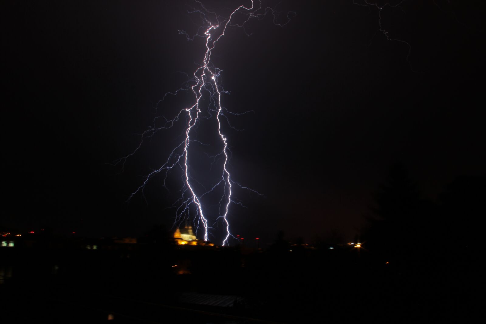 Canon EOS 600D (Rebel EOS T3i / EOS Kiss X5) sample photo. Lightning, night, church photography
