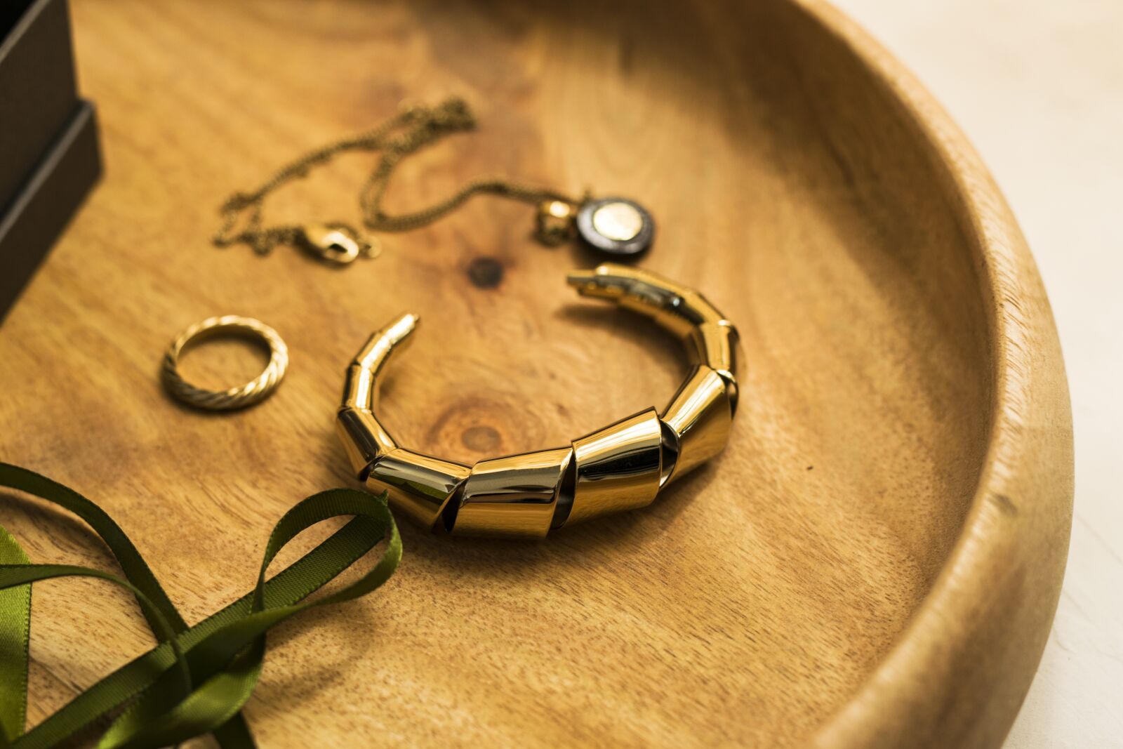 Nikon D5300 sample photo. Jewellery, gold, luxury photography
