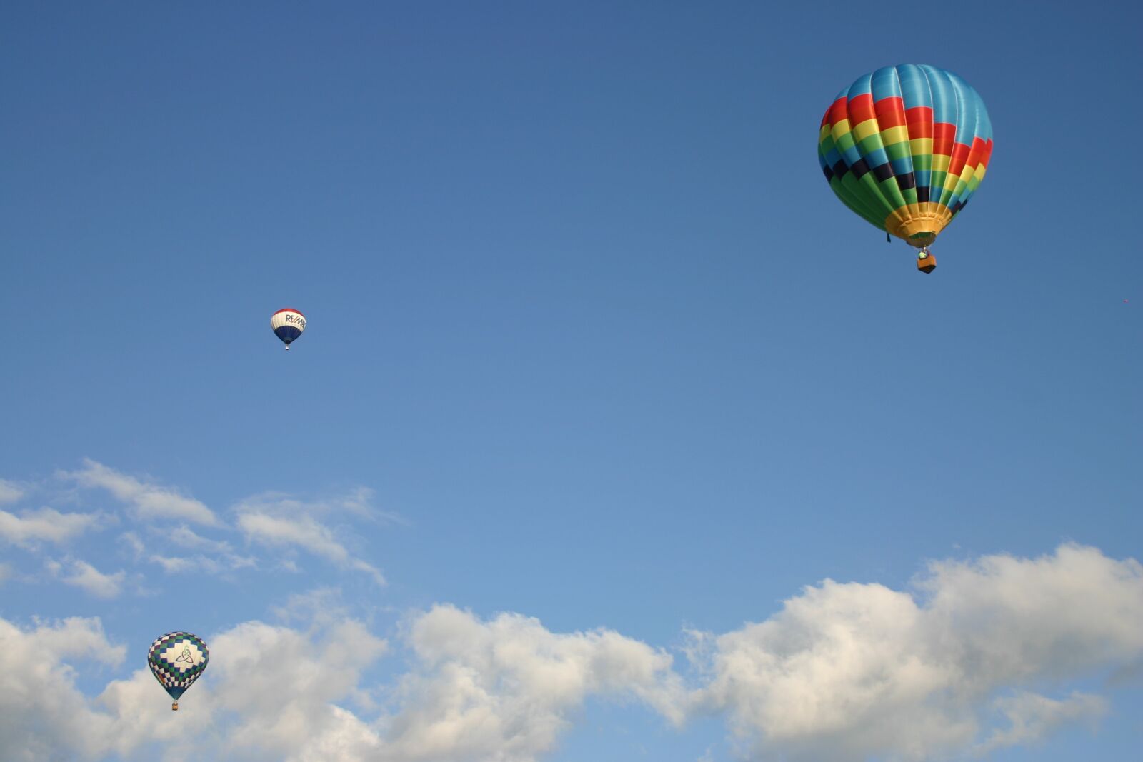 Canon EOS 300D (EOS Digital Rebel / EOS Kiss Digital) sample photo. Sky, balloon, air photography