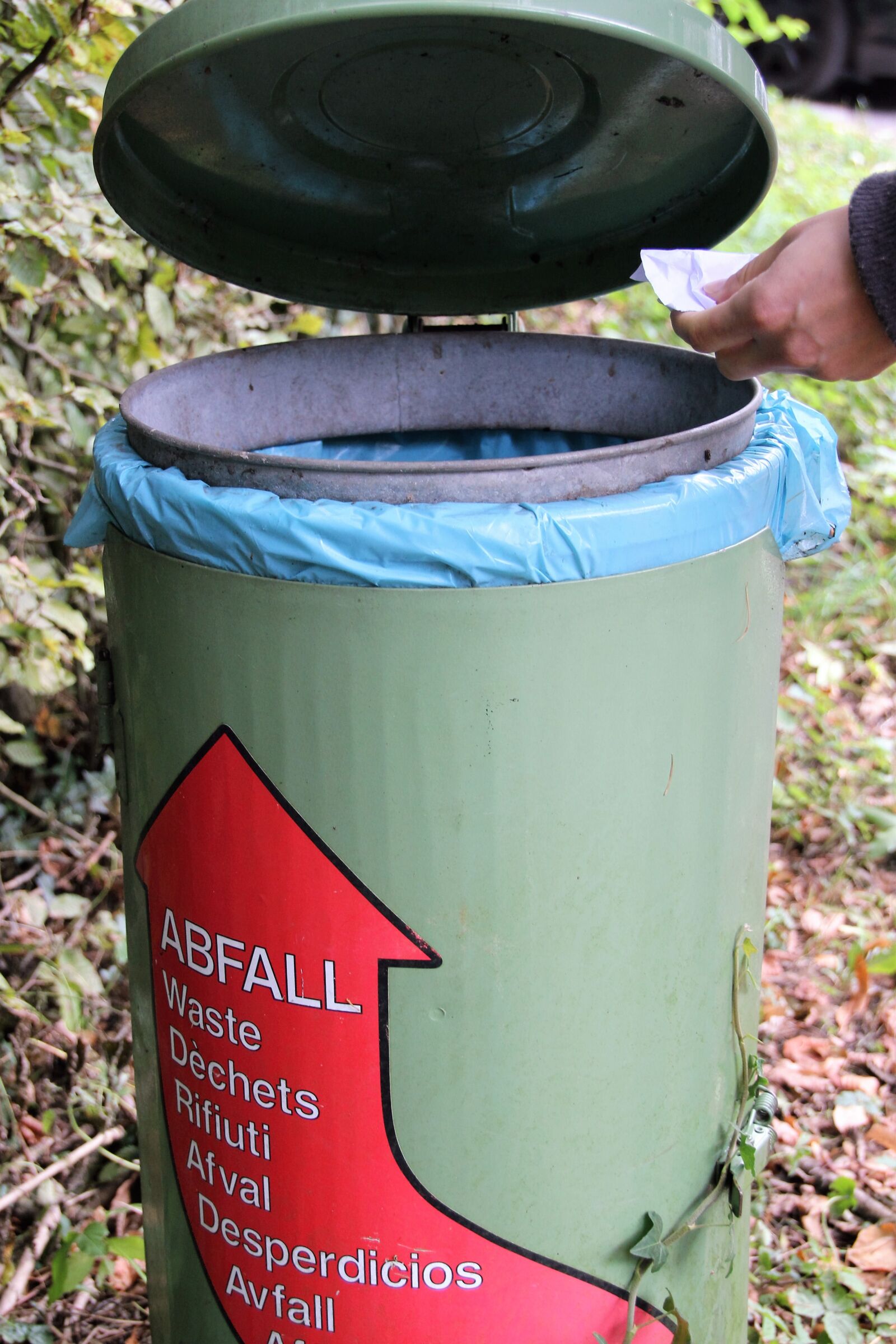 Canon EOS 600D (Rebel EOS T3i / EOS Kiss X5) sample photo. Dustbin, garbage can, waste photography