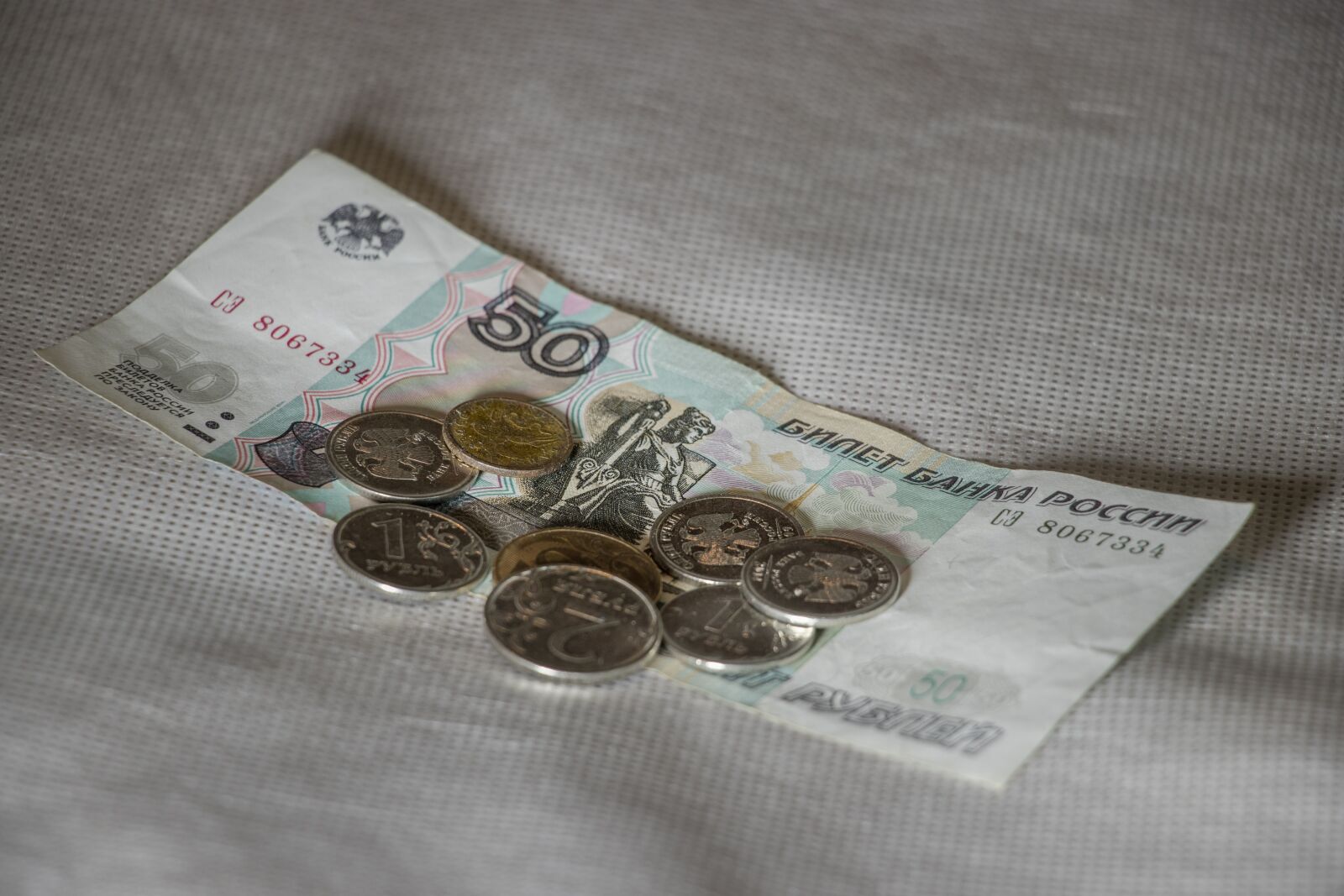 Canon EF-S 18-135mm F3.5-5.6 IS USM sample photo. Ruble, money, russia photography