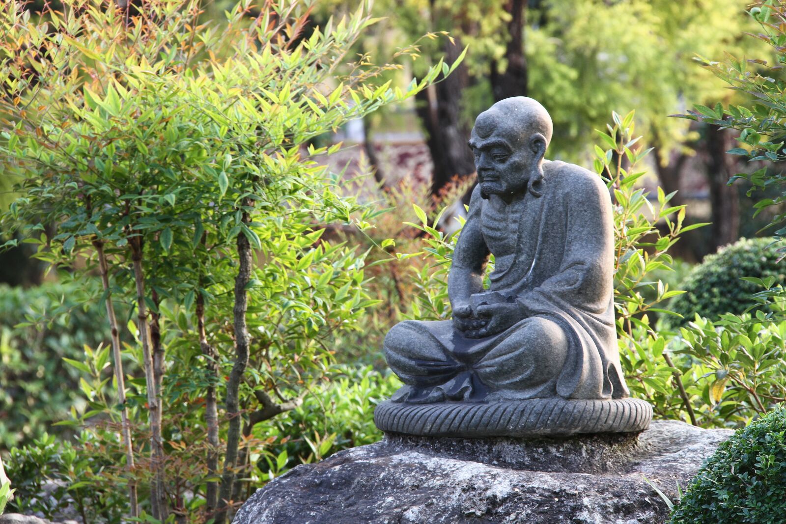 Canon EF-S 18-200mm F3.5-5.6 IS sample photo. Stone, statue, buddhism photography