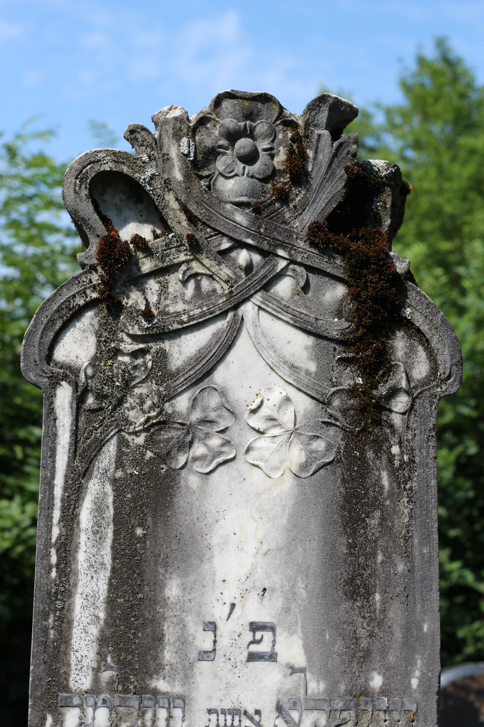 Canon EOS 1200D (EOS Rebel T5 / EOS Kiss X70 / EOS Hi) + Canon EF 50mm F1.8 STM sample photo. Tombstone, jewish cemetery, rock photography