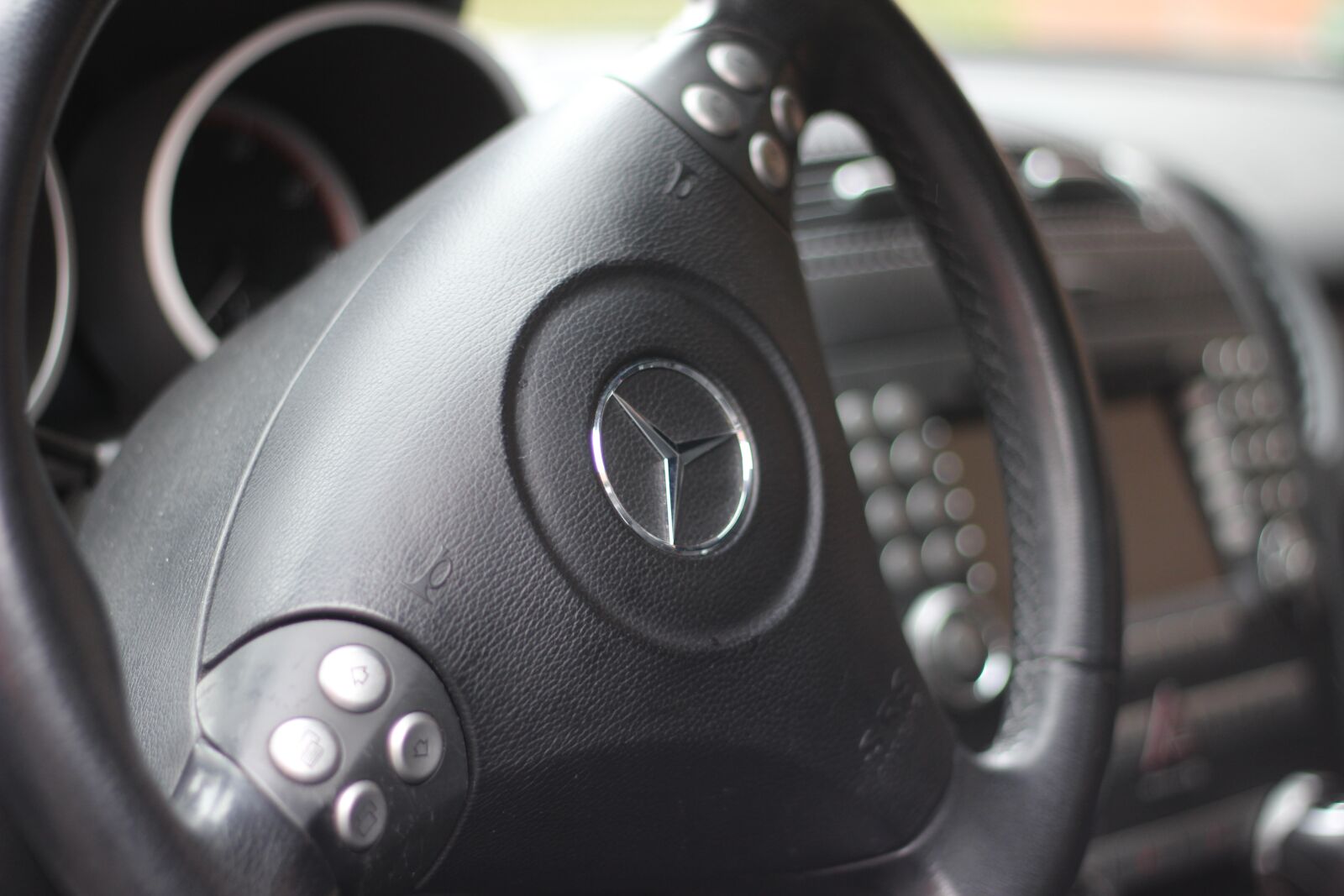 Canon EOS 600D (Rebel EOS T3i / EOS Kiss X5) + Canon EF 50mm F1.8 II sample photo. Mercedes, steering wheel, close photography
