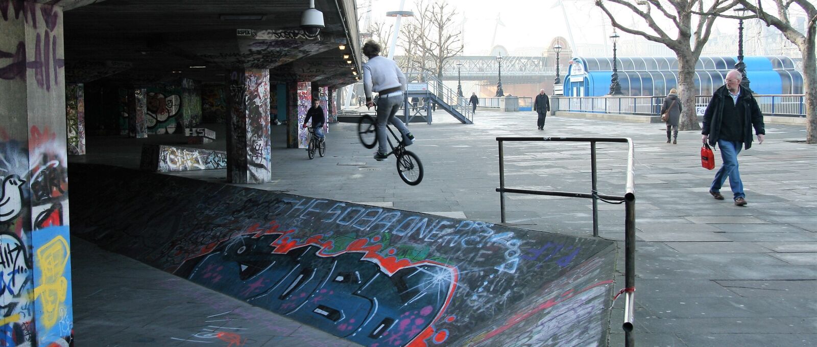 Canon EOS 350D (EOS Digital Rebel XT / EOS Kiss Digital N) sample photo. Bmx, city, extreme, sport photography