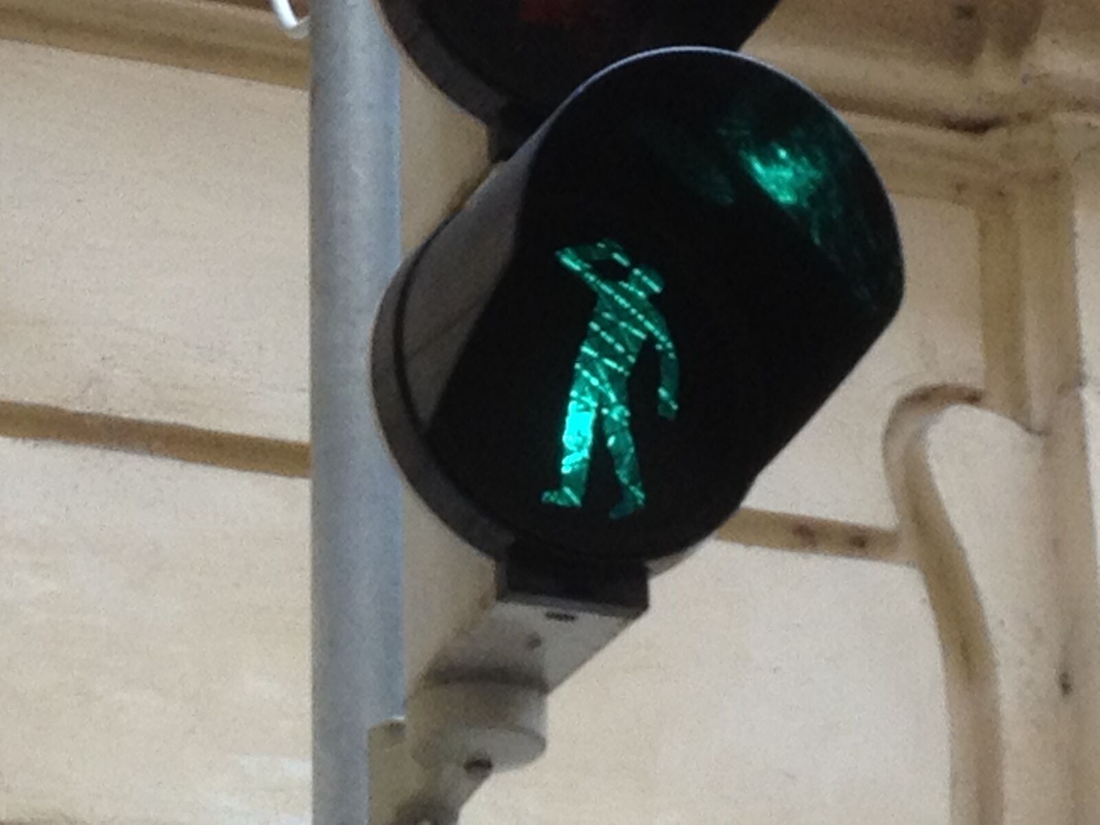 Apple iPhone 4S sample photo. Traffic light, walk, walking photography