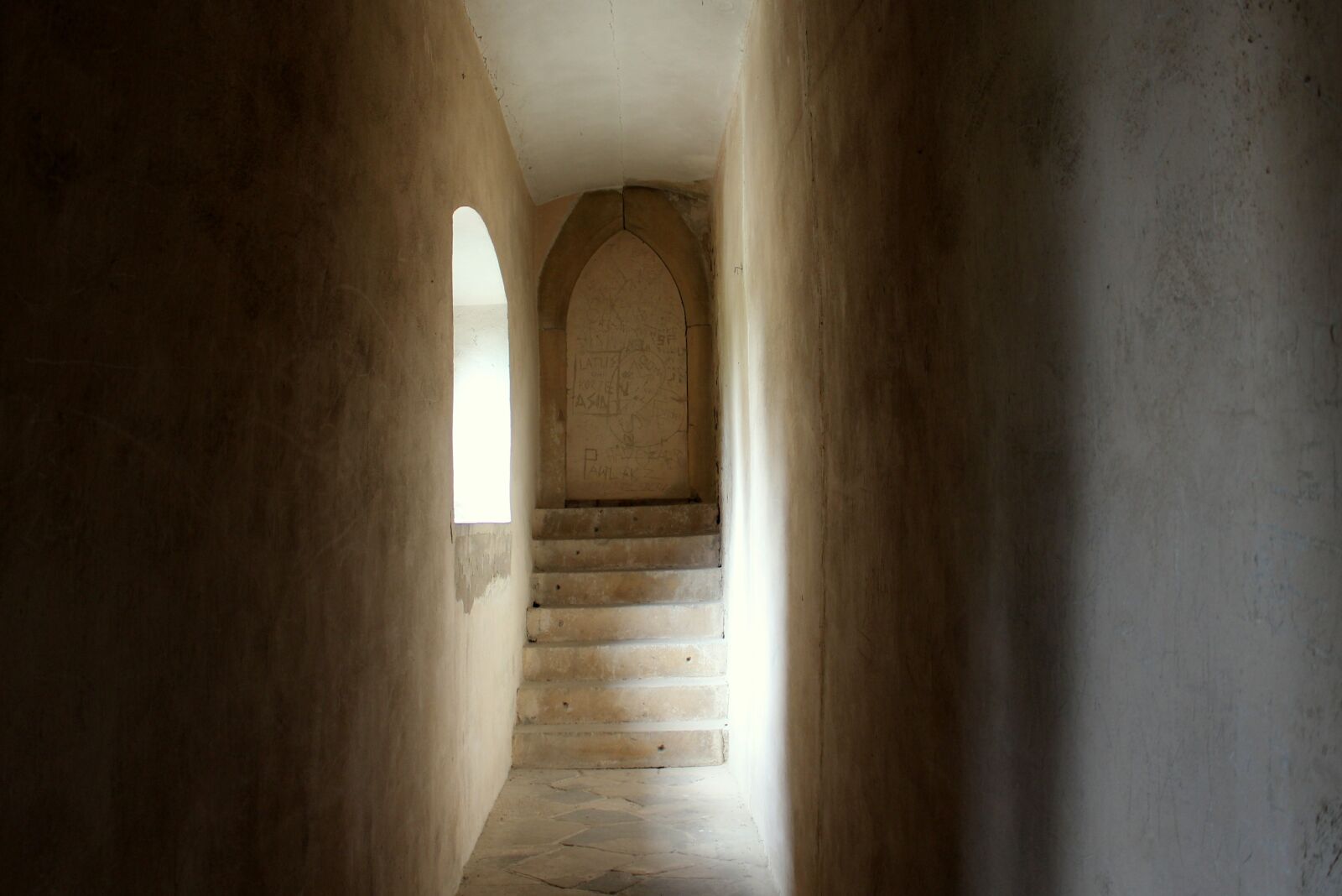Canon EOS 1200D (EOS Rebel T5 / EOS Kiss X70 / EOS Hi) sample photo. Corridor, narrow, transition photography