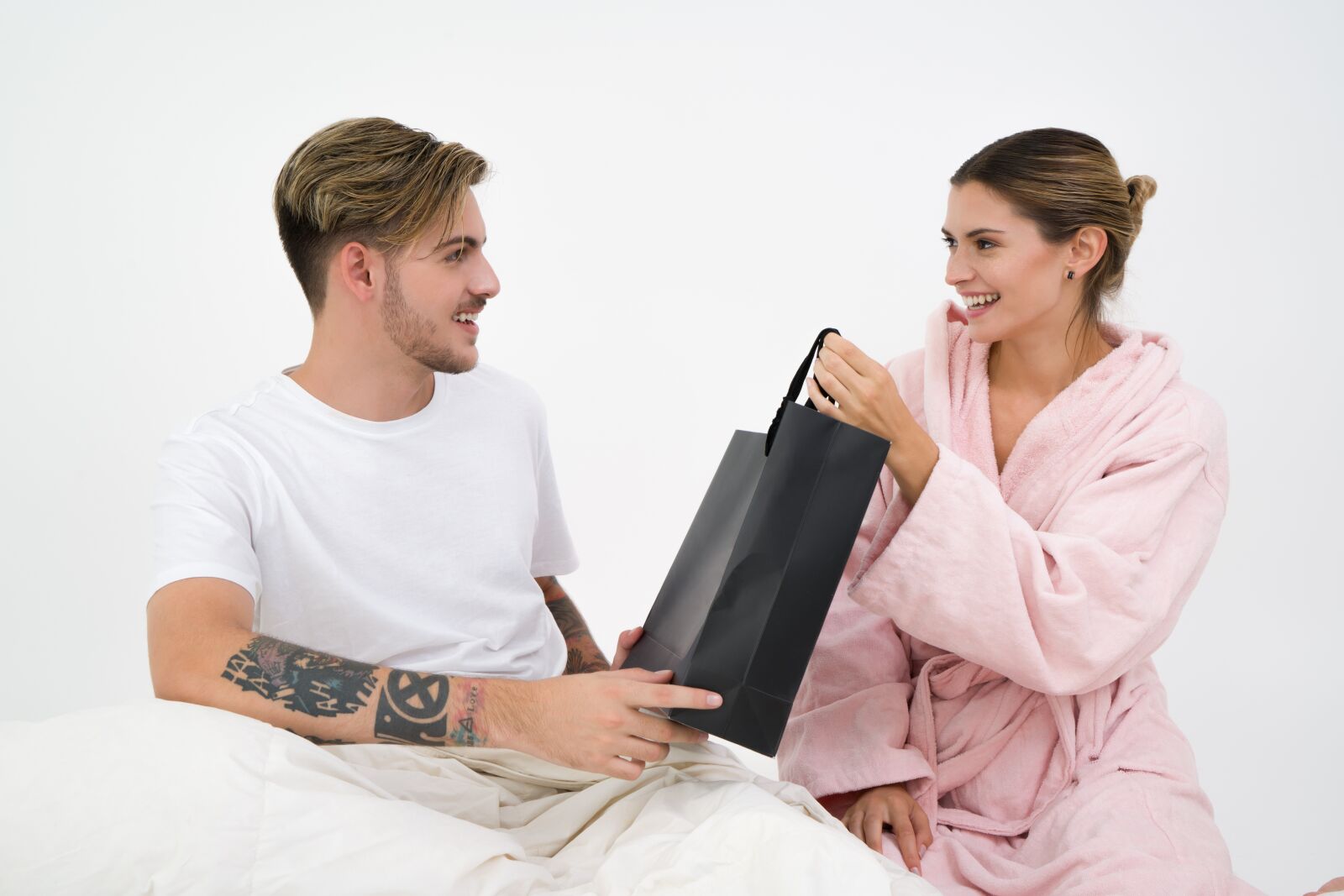 Sony a7R II + Sony Vario Tessar T* FE 24-70mm F4 ZA OSS sample photo. Young couple, gift, birthday photography