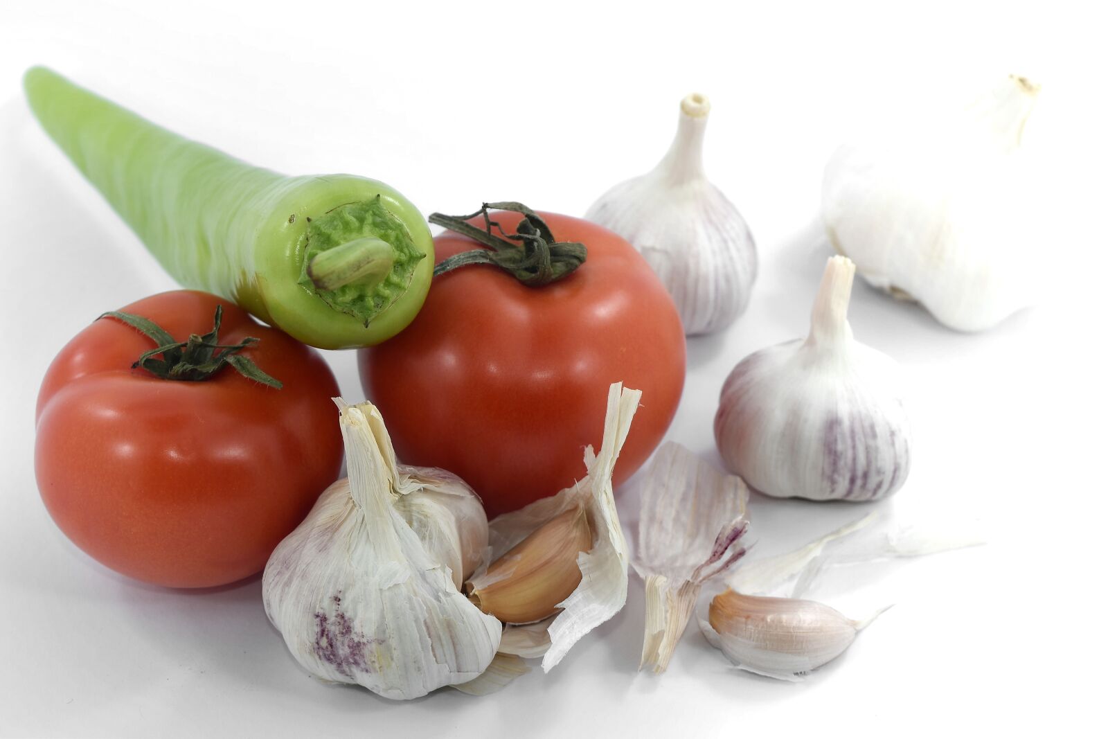 Nikon D5500 sample photo. Garlic, ingredients, pepperoni, tomatoes photography