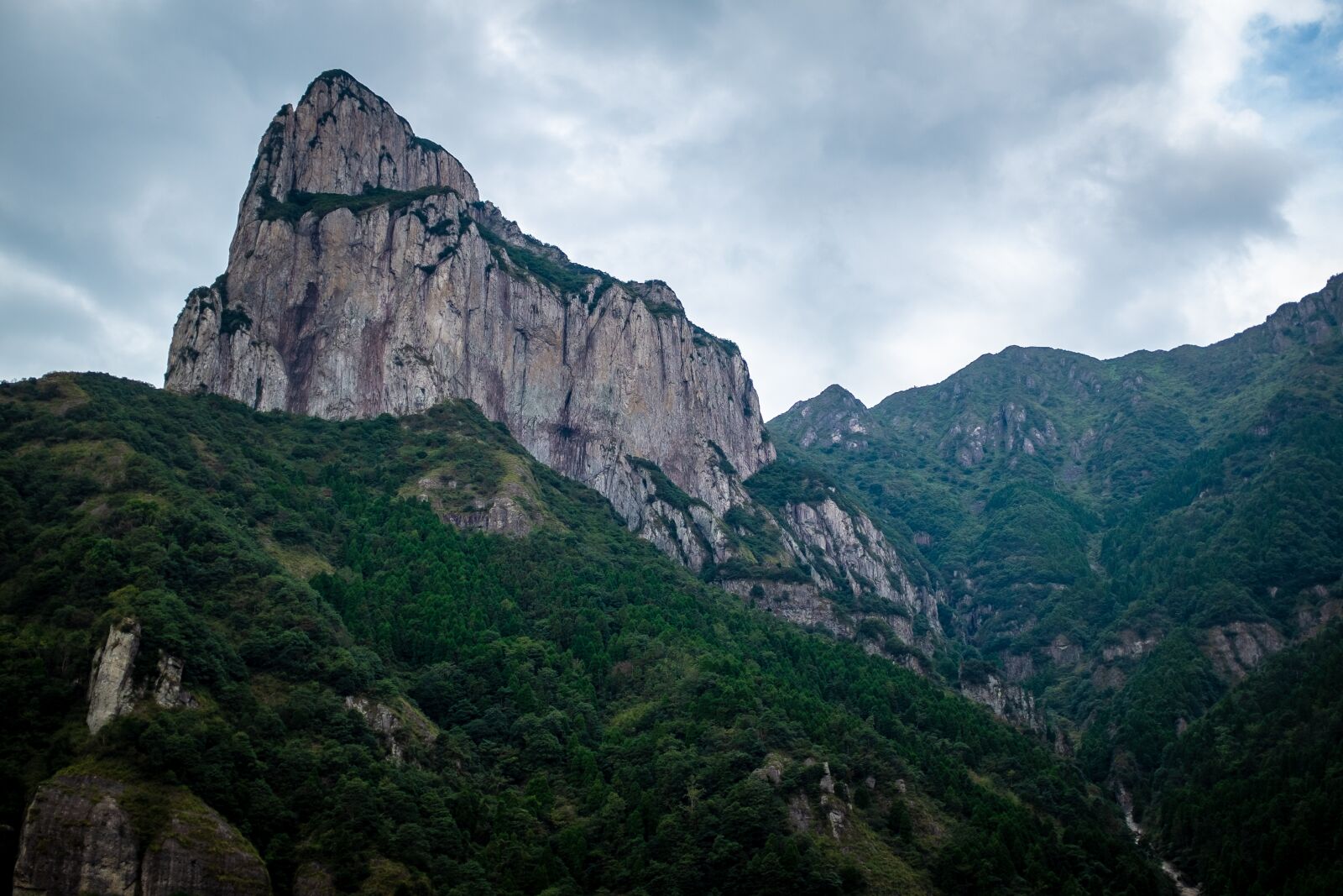 Fujifilm X100T sample photo. Fangdong, cliff, rock photography