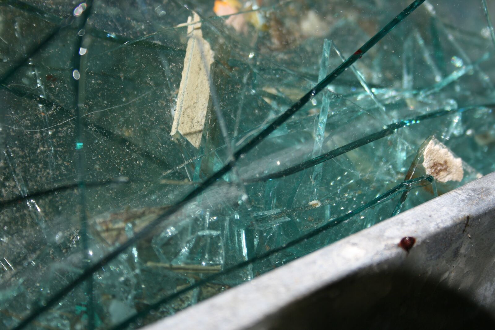 Canon EOS 400D (EOS Digital Rebel XTi / EOS Kiss Digital X) sample photo. Glass, broken, blue photography