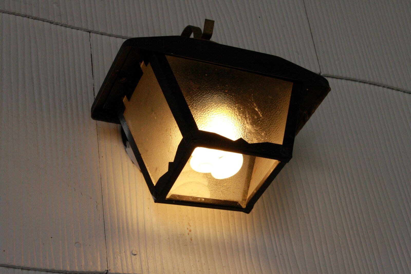 f/3.5-5.6 IS sample photo. Cast iron, electricity, lamp photography