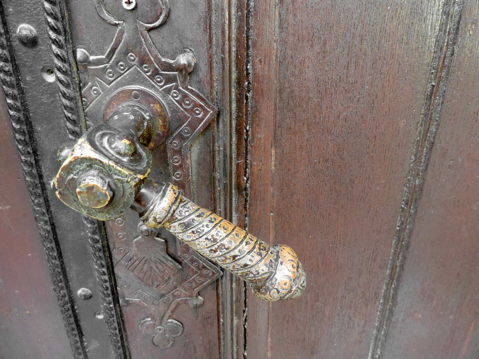 Nikon Coolpix P520 sample photo. Cast iron, detail, front photography