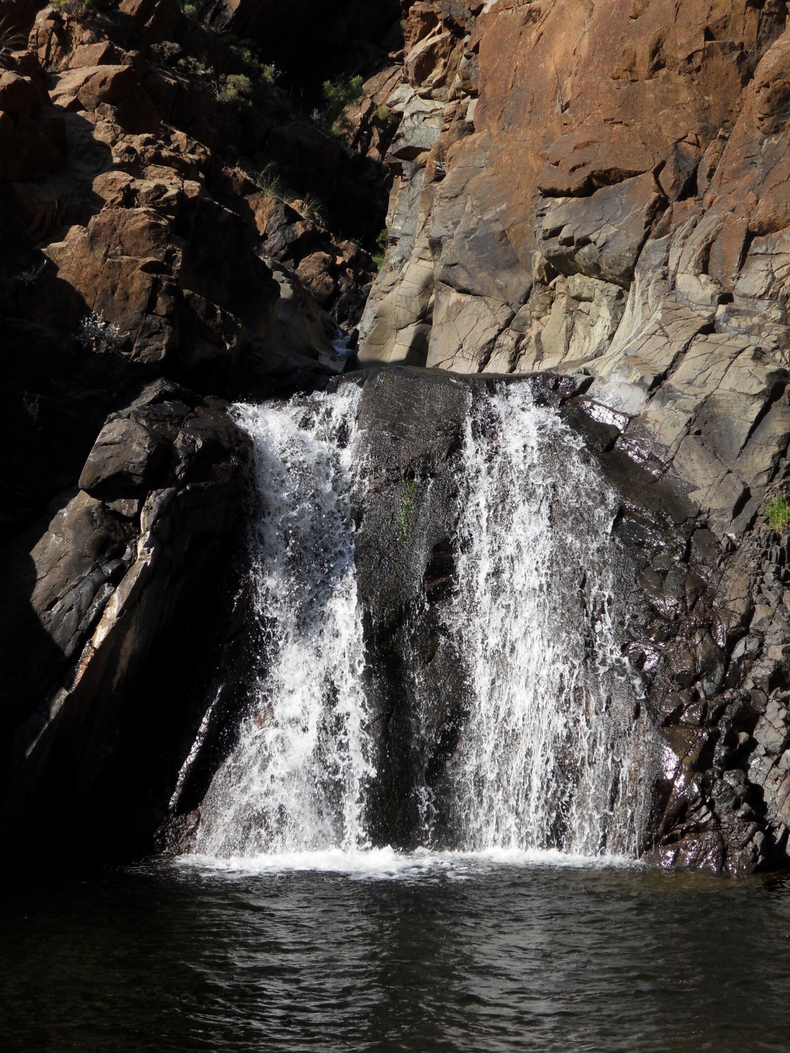 Samsung WB500, WB510 / VLUU WB500 /  HZ10W sample photo. Waterfall, water flow, mountain photography