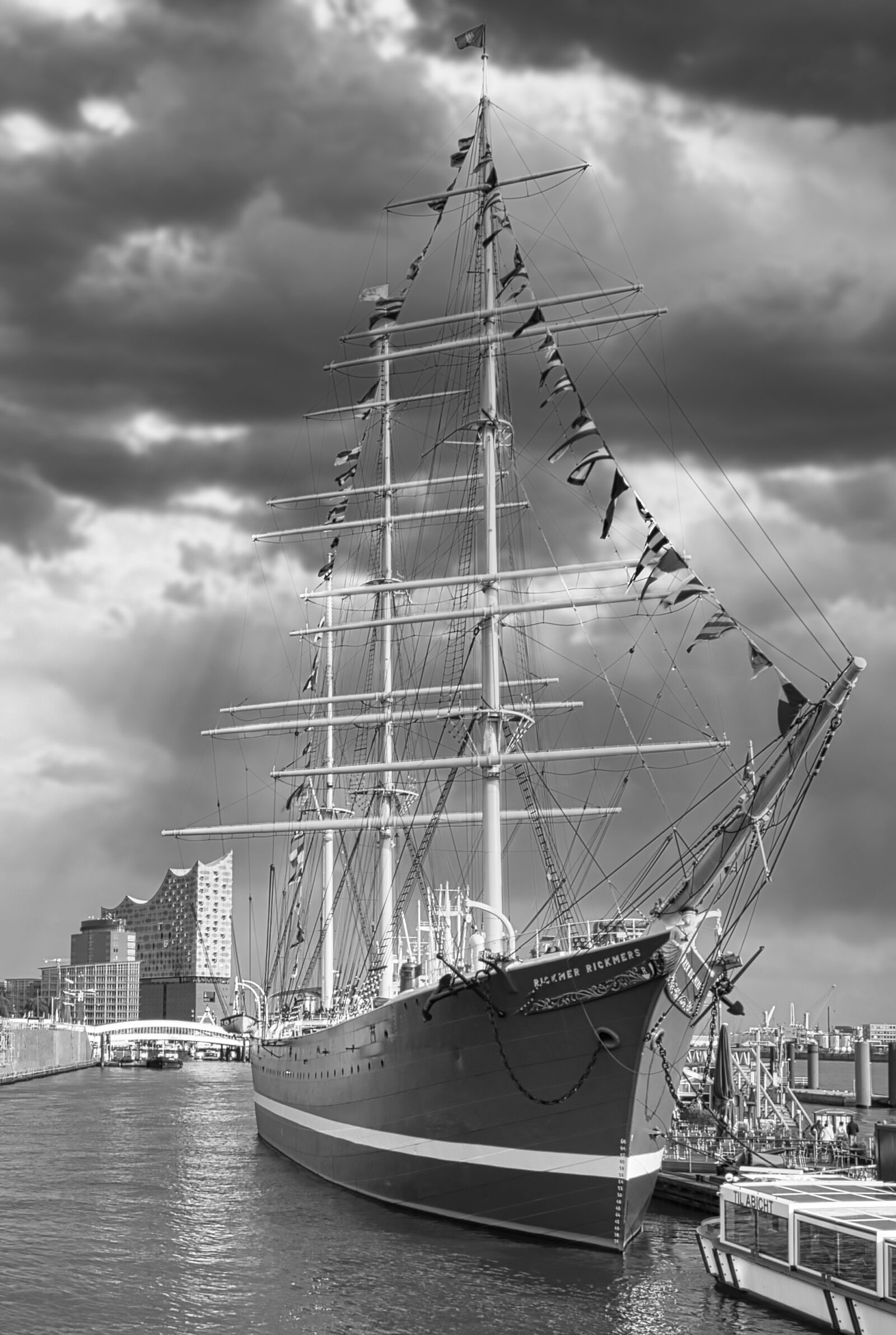 Sony Alpha DSLR-A500 sample photo. Sailing vessel, water, clouds photography