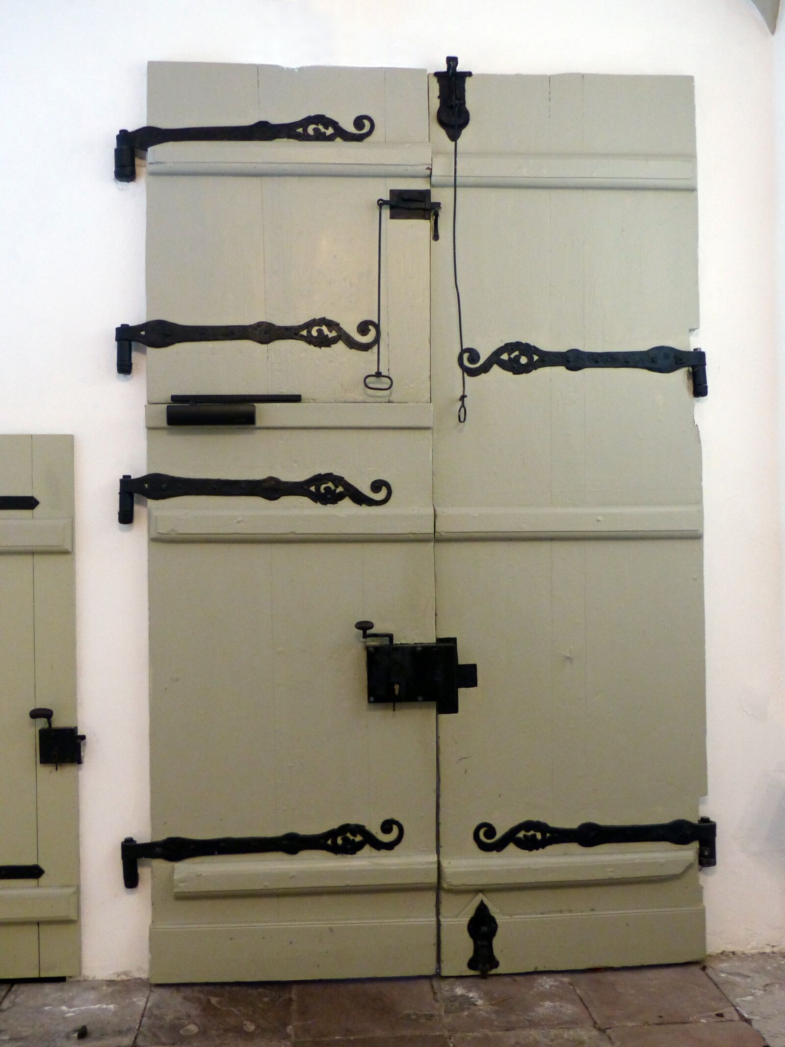 Panasonic Lumix DMC-FZ200 sample photo. Old door, historically, portal photography