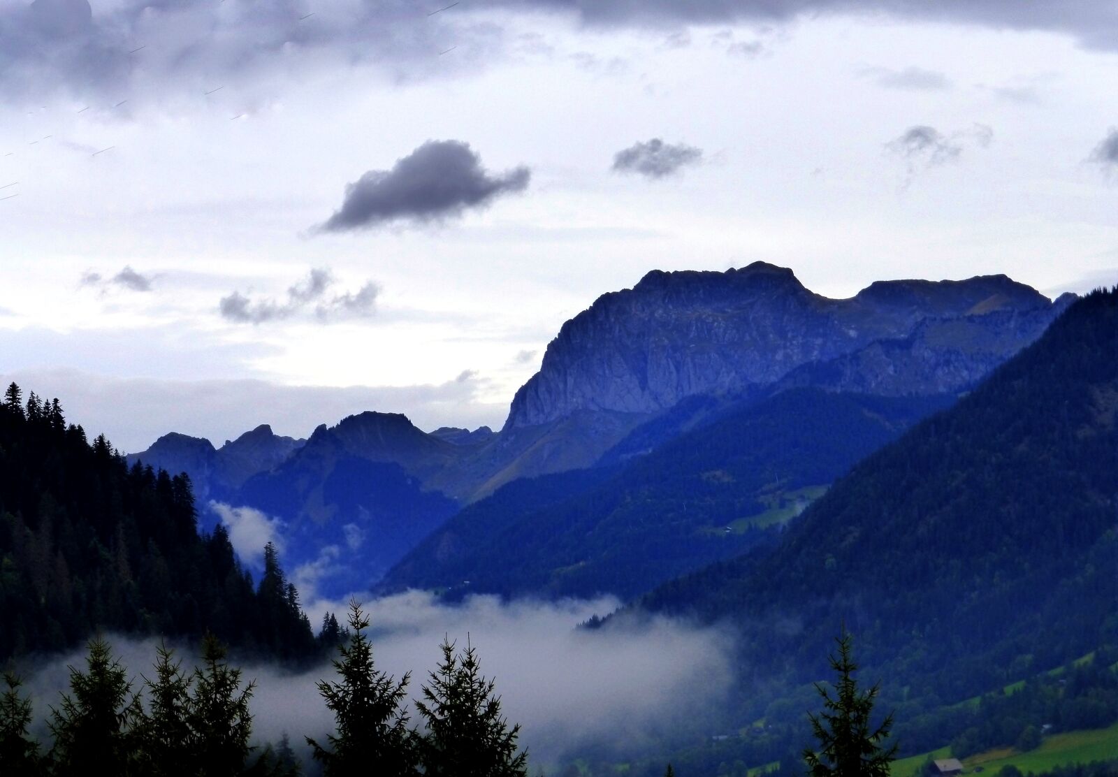 Panasonic Lumix DMC-ZS25 (Lumix DMC-TZ35) sample photo. Nature, mountain, mist photography