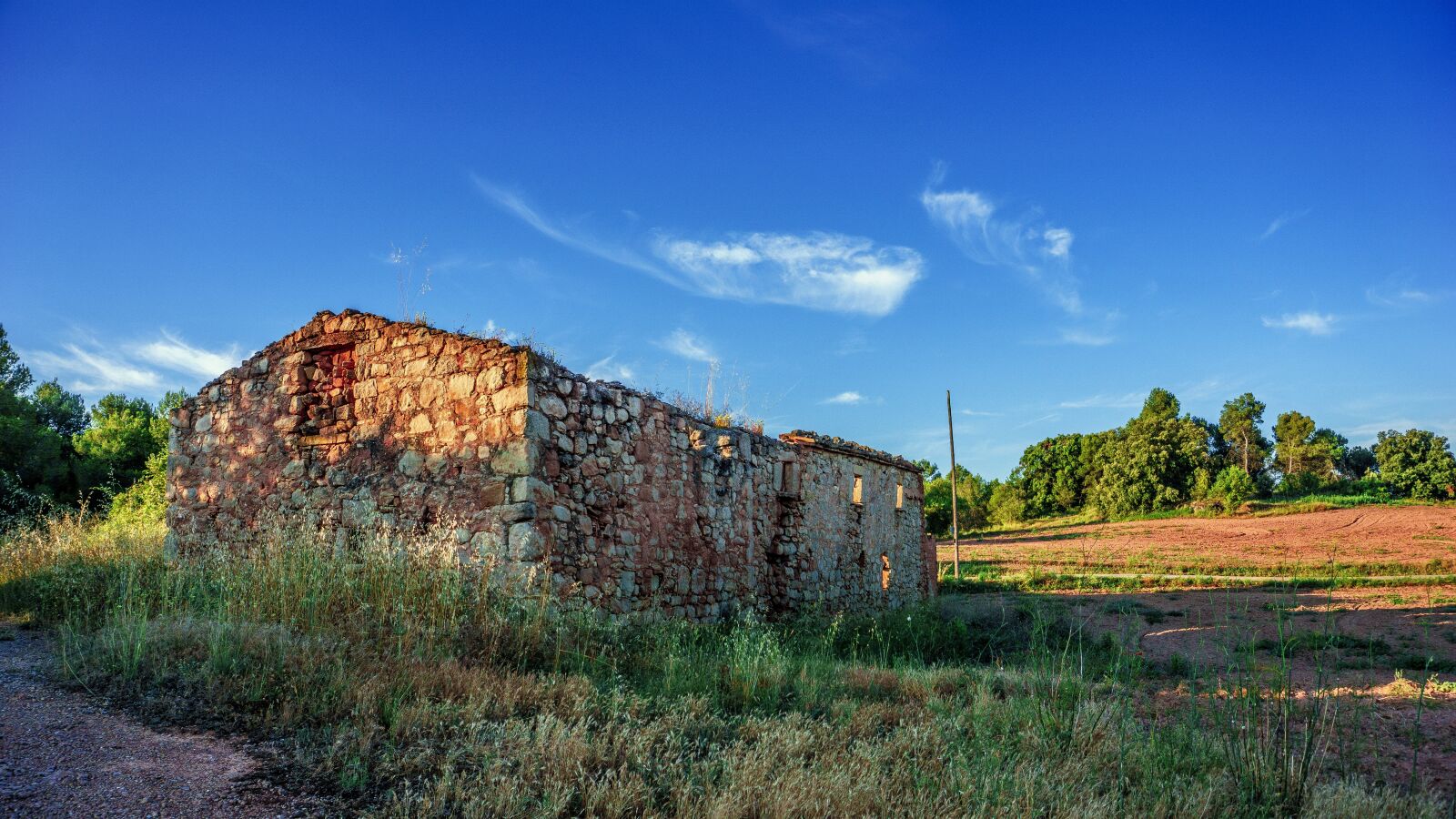 Sony E 16-50mm F3.5-5.6 PZ OSS sample photo. Landscape, house, ruins photography