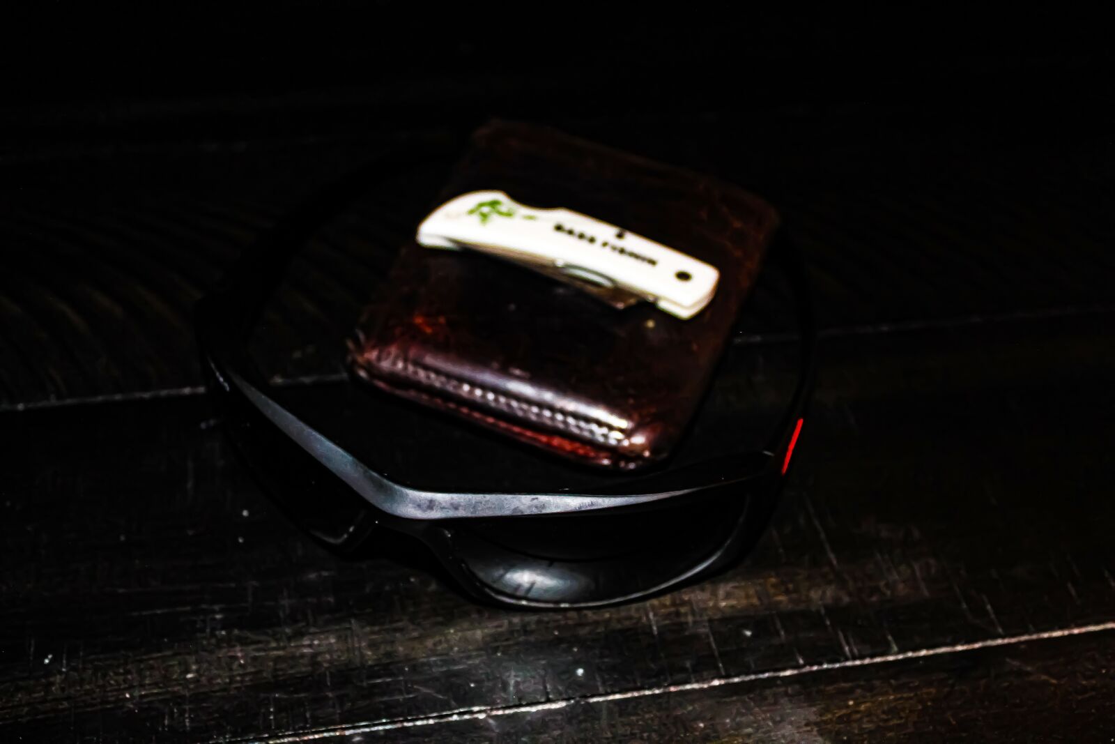 Canon EOS 4000D (EOS Rebel T100 / EOS 3000D) sample photo. Sunglasses, wallet, still life photography