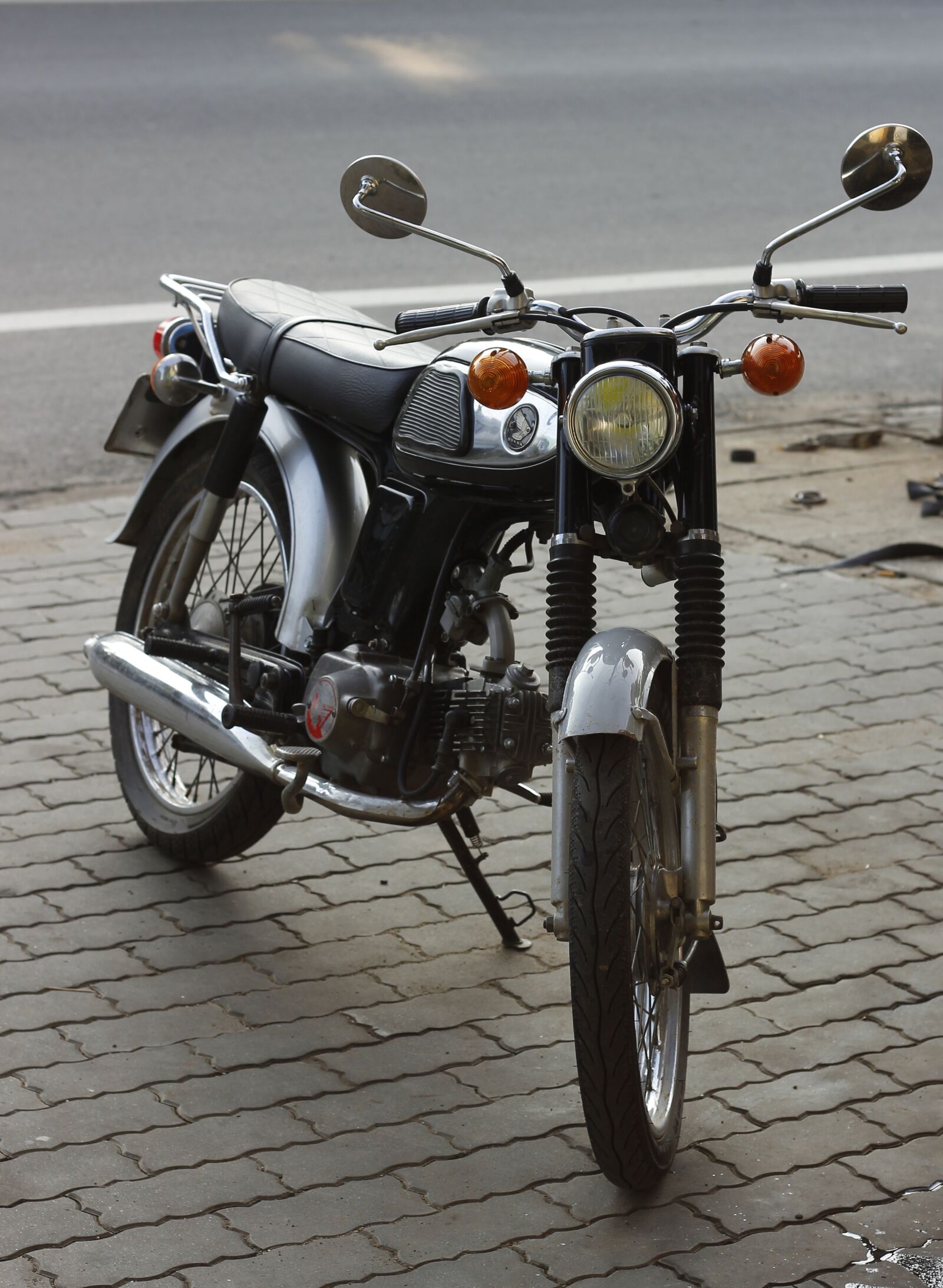 Canon EOS 600D (Rebel EOS T3i / EOS Kiss X5) + Canon EF 50mm F1.8 STM sample photo. Motorbike, bike, vehicle photography