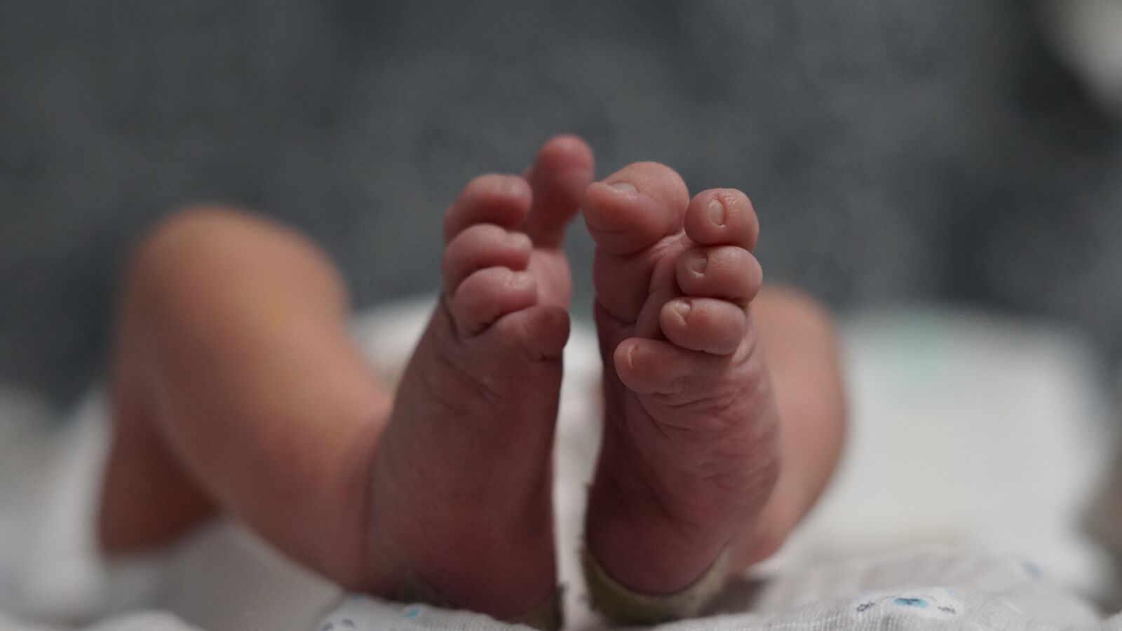 Sony FE 50mm F1.8 sample photo. Baby feet, background, newborn photography
