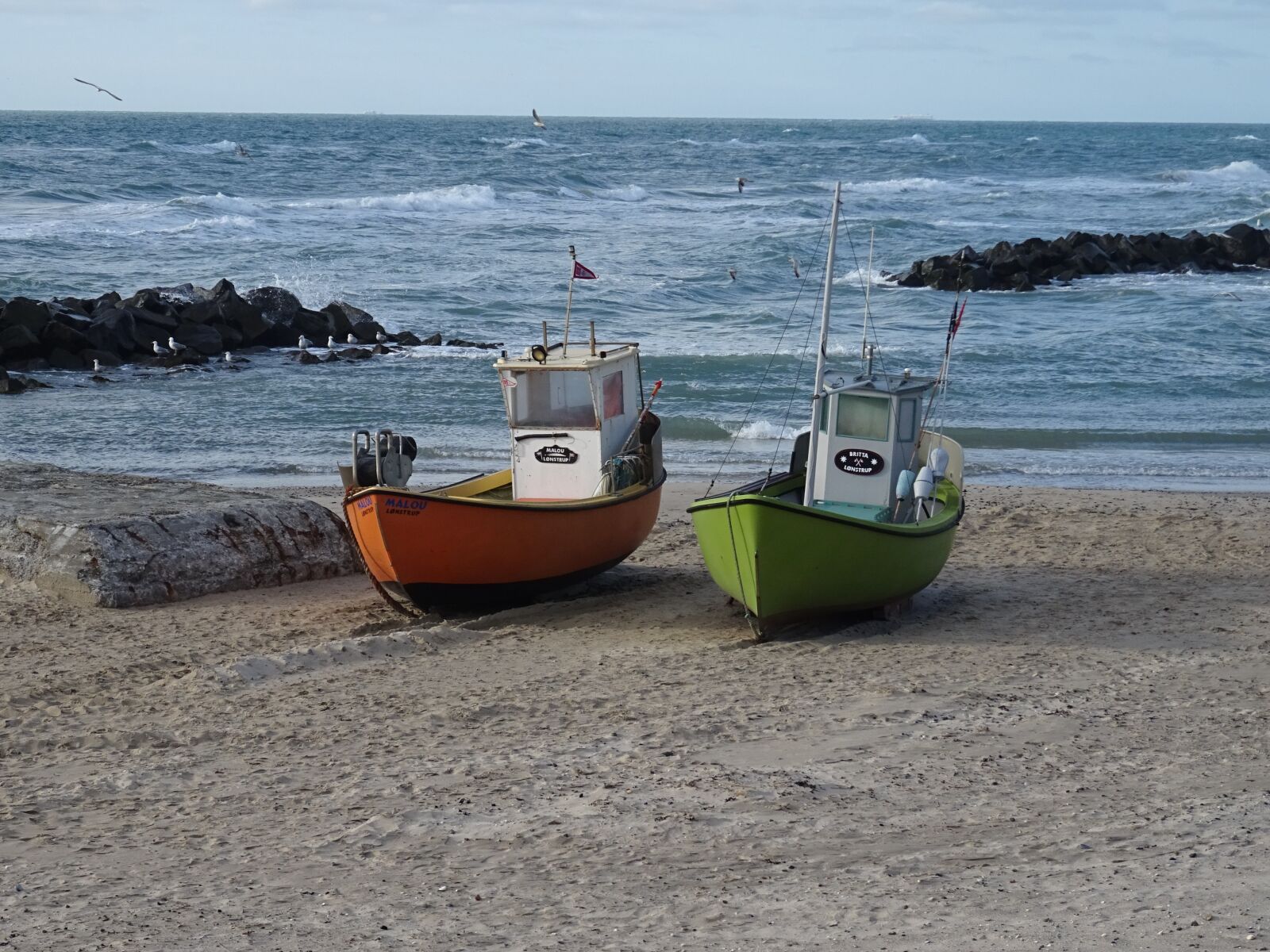 Sony DSC-HX60 sample photo. Fishing boats, beach, sea photography