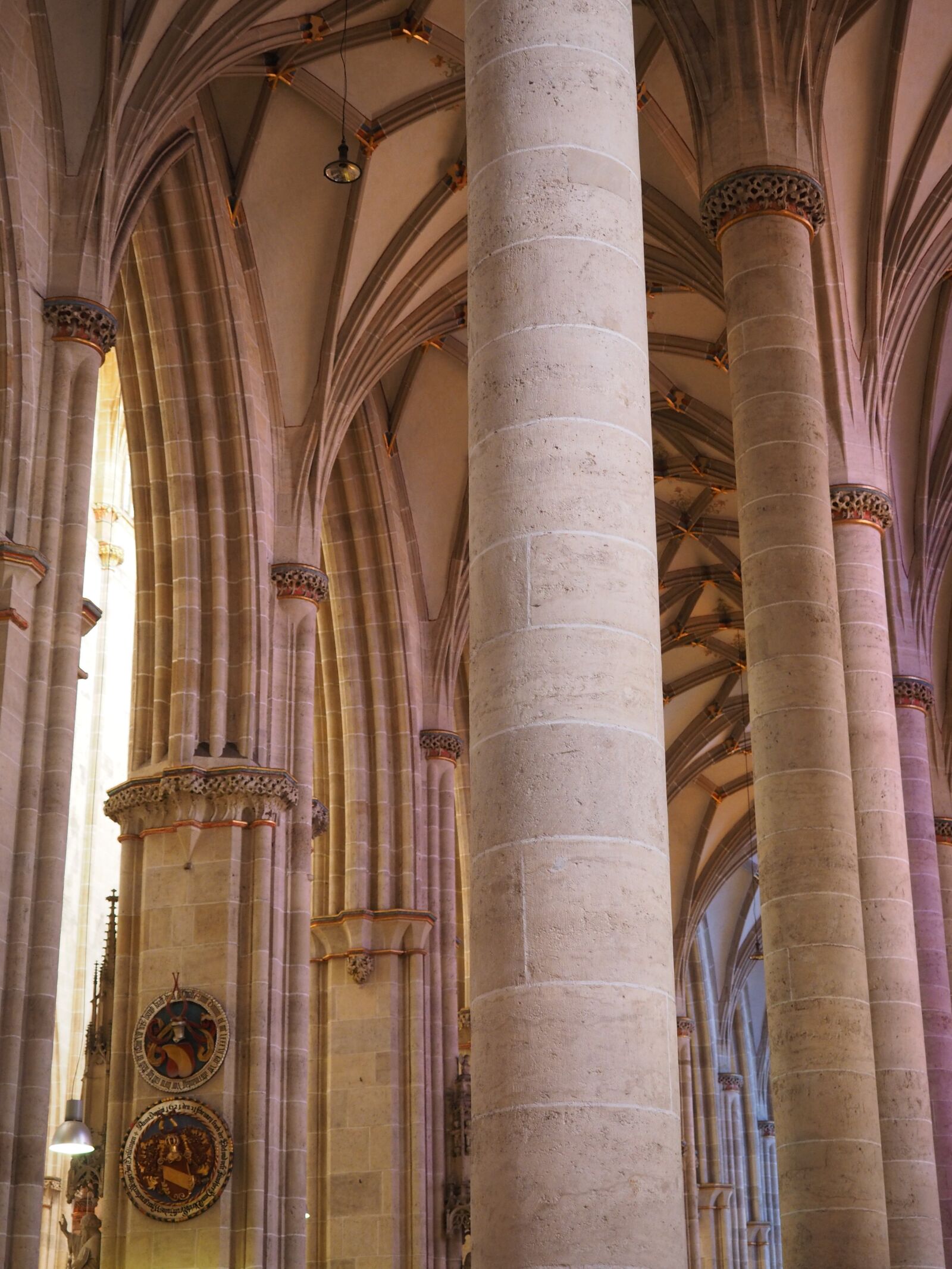 Olympus OM-D E-M1 + Olympus M.Zuiko Digital ED 12-40mm F2.8 Pro sample photo. Columnar, village church, nave photography