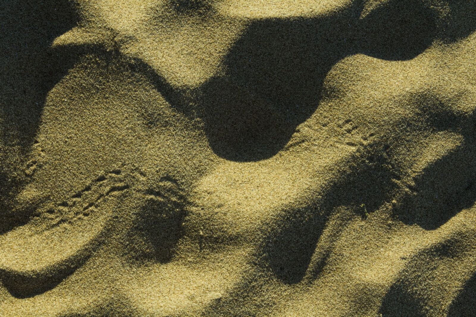 Canon EOS 60D + Canon EF 24-105mm F4L IS USM sample photo. Sand, footprint, beach photography