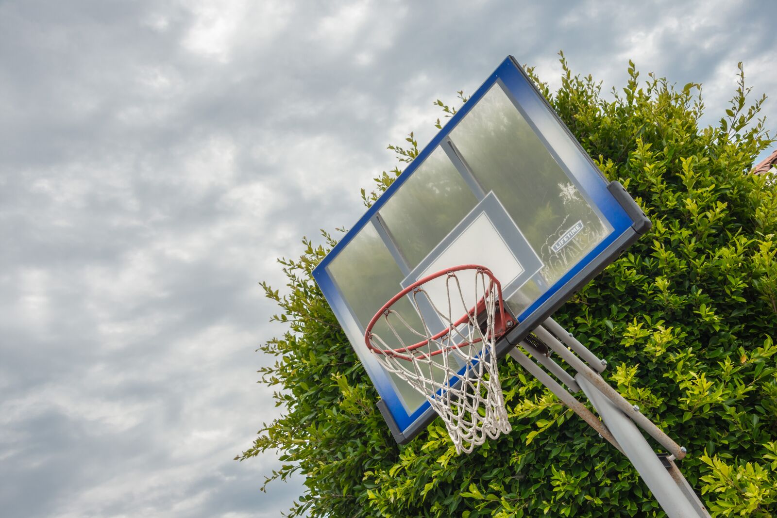 Nikon D800 sample photo. Basketball ring, clouds, activity photography