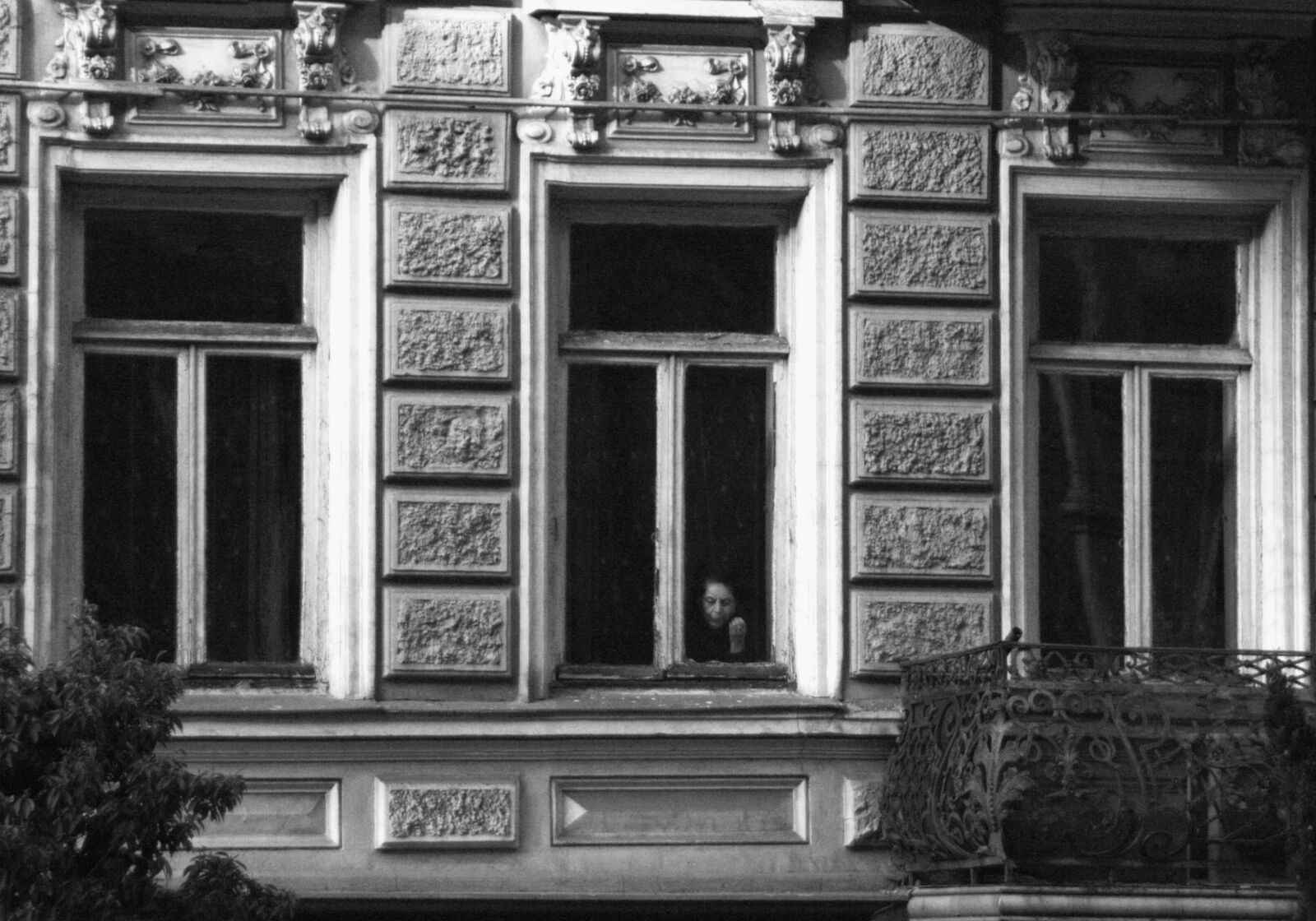 Canon EOS 450D (EOS Rebel XSi / EOS Kiss X2) sample photo. Architect, balcony, city, documentary photography