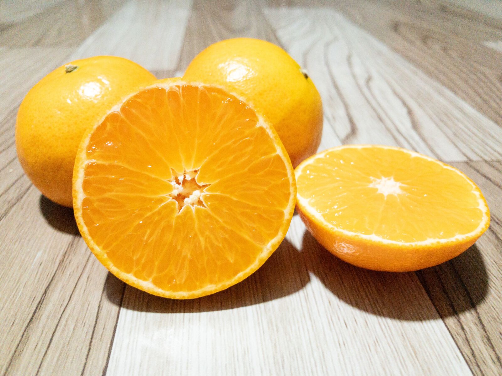 iPhone SE (2nd generation) back camera 3.99mm f/1.8 sample photo. Orange, fruit, food photography